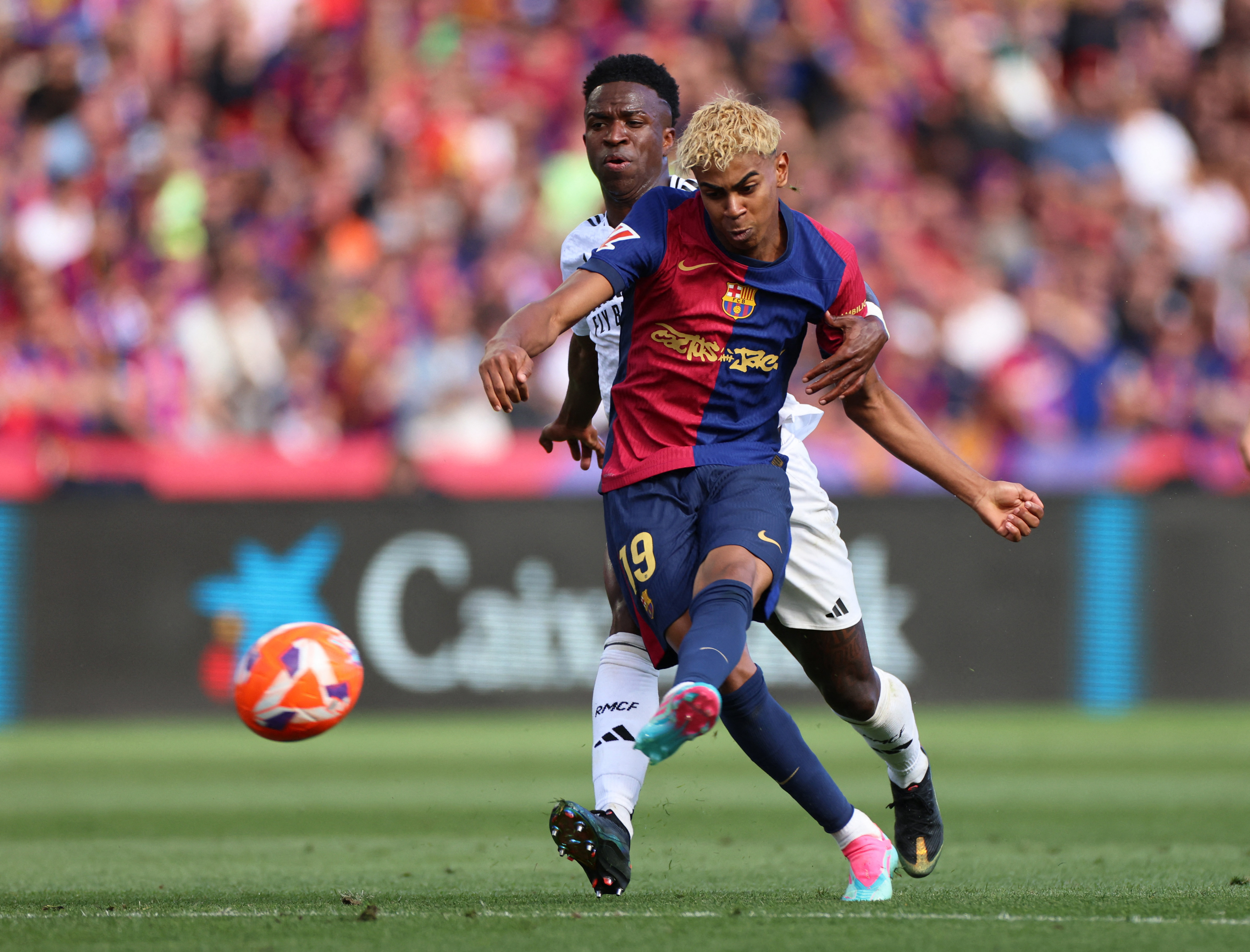 Barcelona edge closer to title with thrilling 4-3 win over