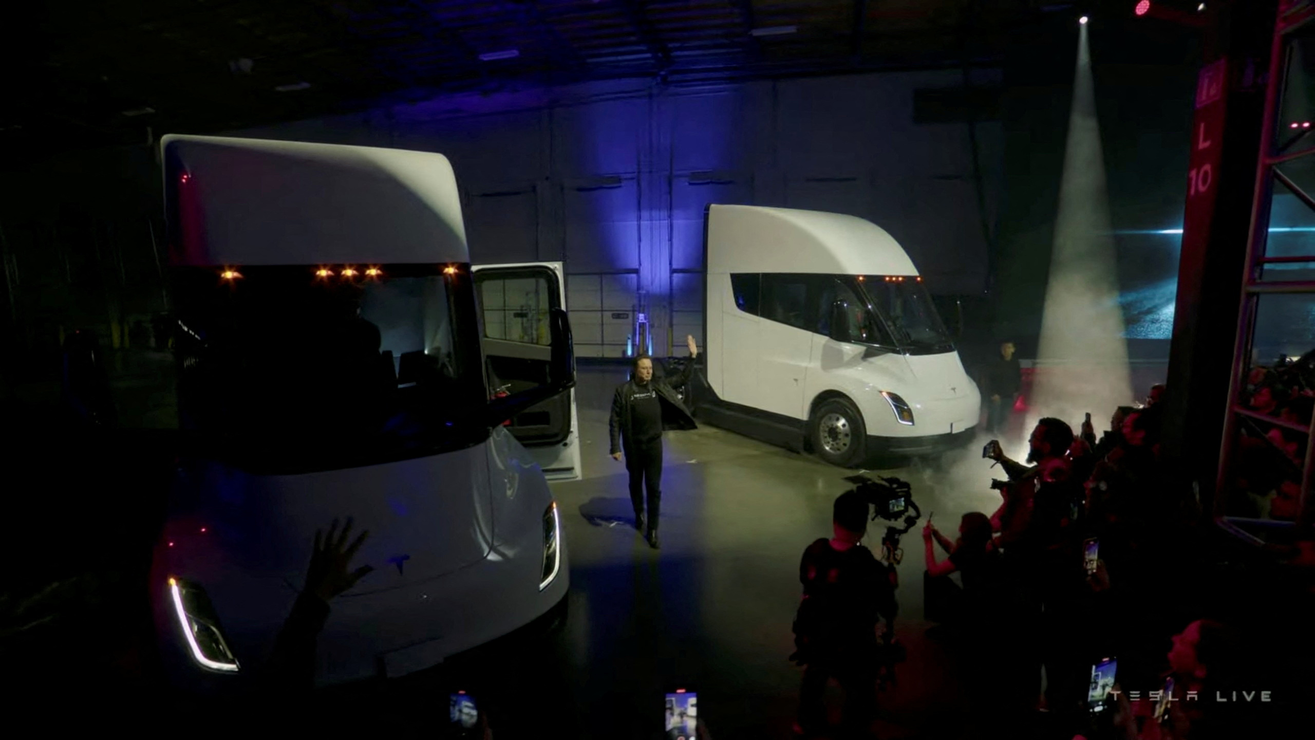 Tesla presenta su camión Semi durante un evento de transmisión en vivo