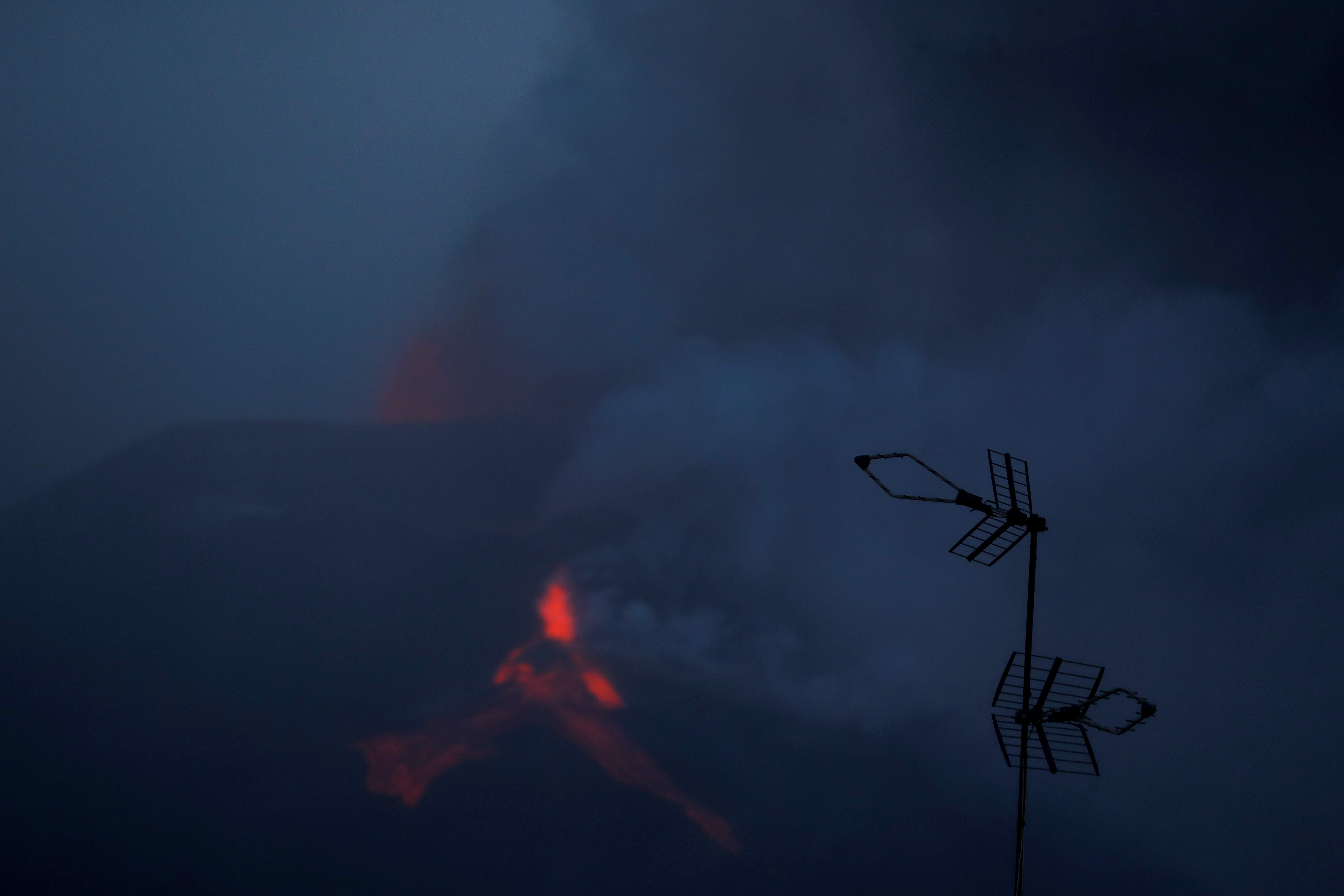 La Palma, İspaniya, 23 oktyabr 2021-ci il Kanar adasında Cumbre Vieja vulkanı püskürməyə davam edərkən tüstü yüksəlir. REUTERS/Susana Vera