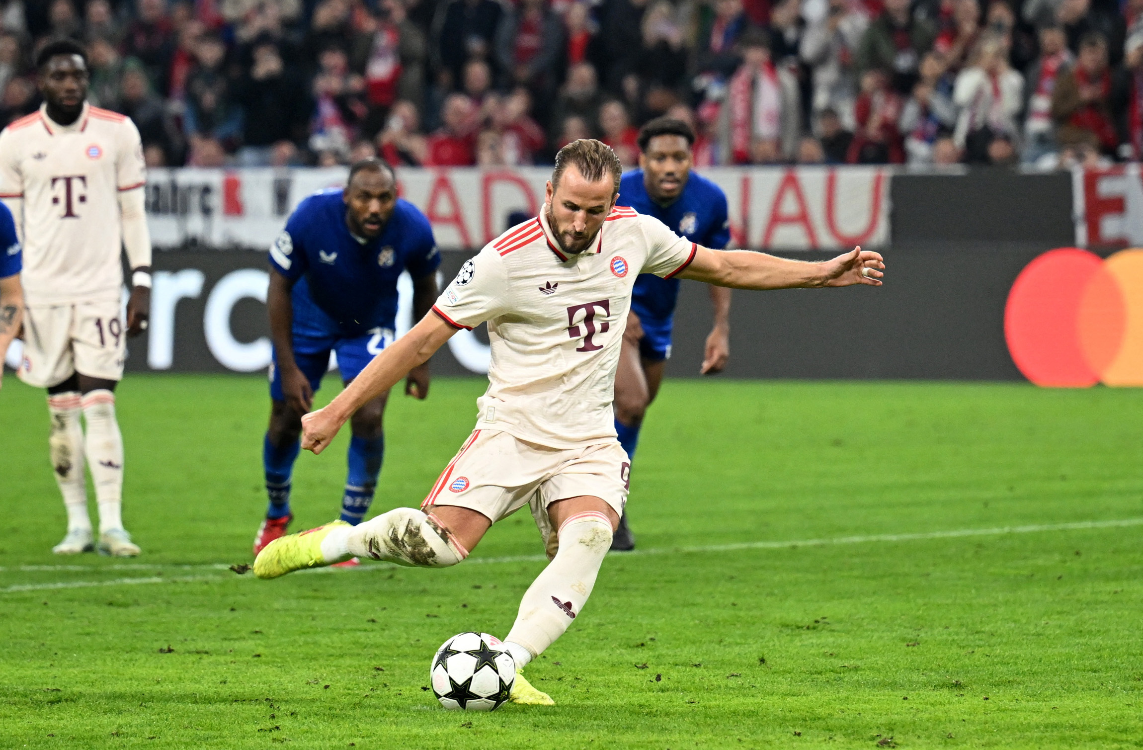 Record-breaking Kane scores four goals as Bayern crush Dinamo Zagreb 9-2 |  Reuters