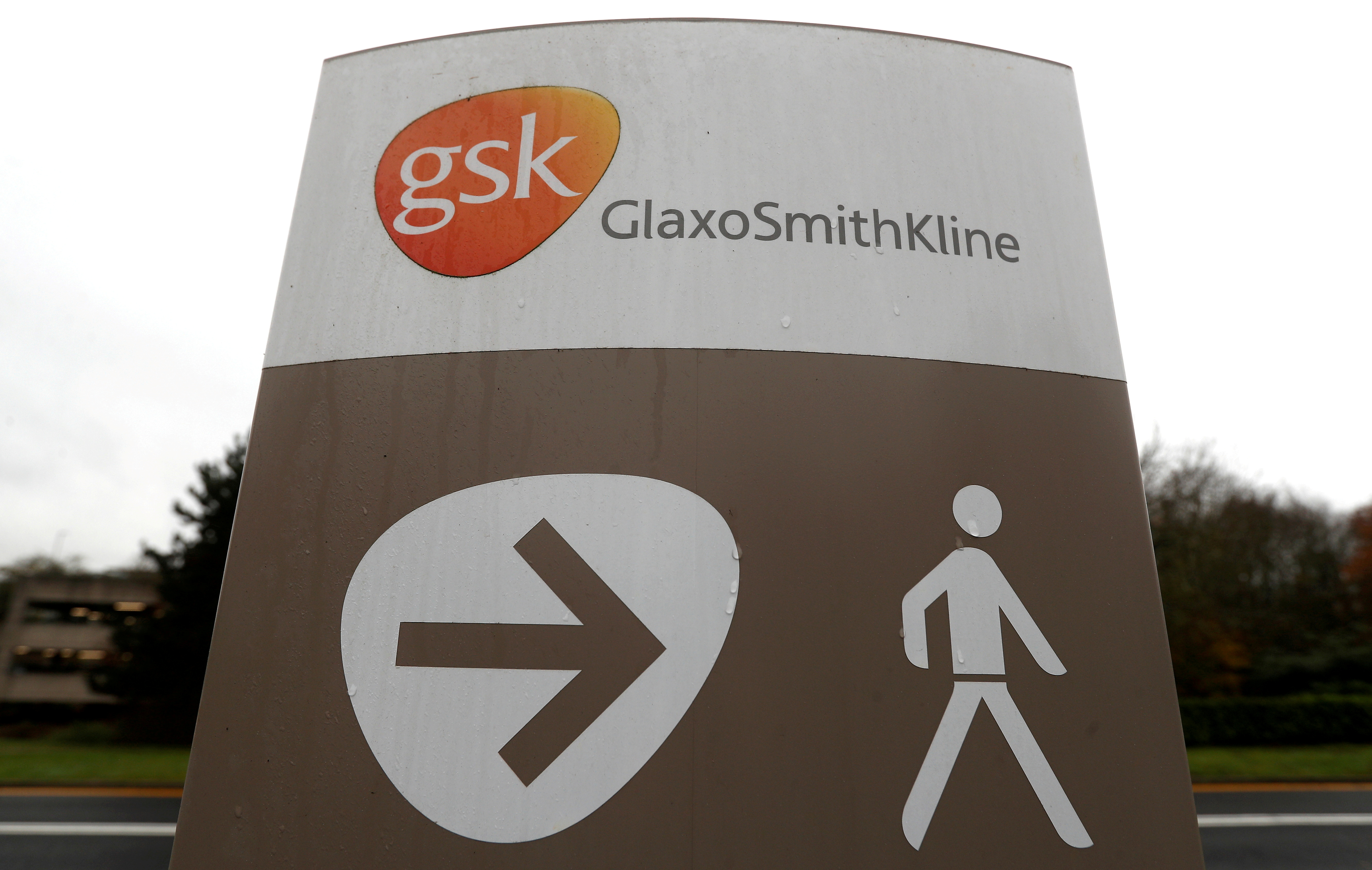 GlaxoSmithKline (GSK) logotipas matomas GSK tyrimų centre Stevenage, Didžiojoje Britanijoje, 26 m. lapkričio 2019 d. REUTERS/Peter Nicholls
