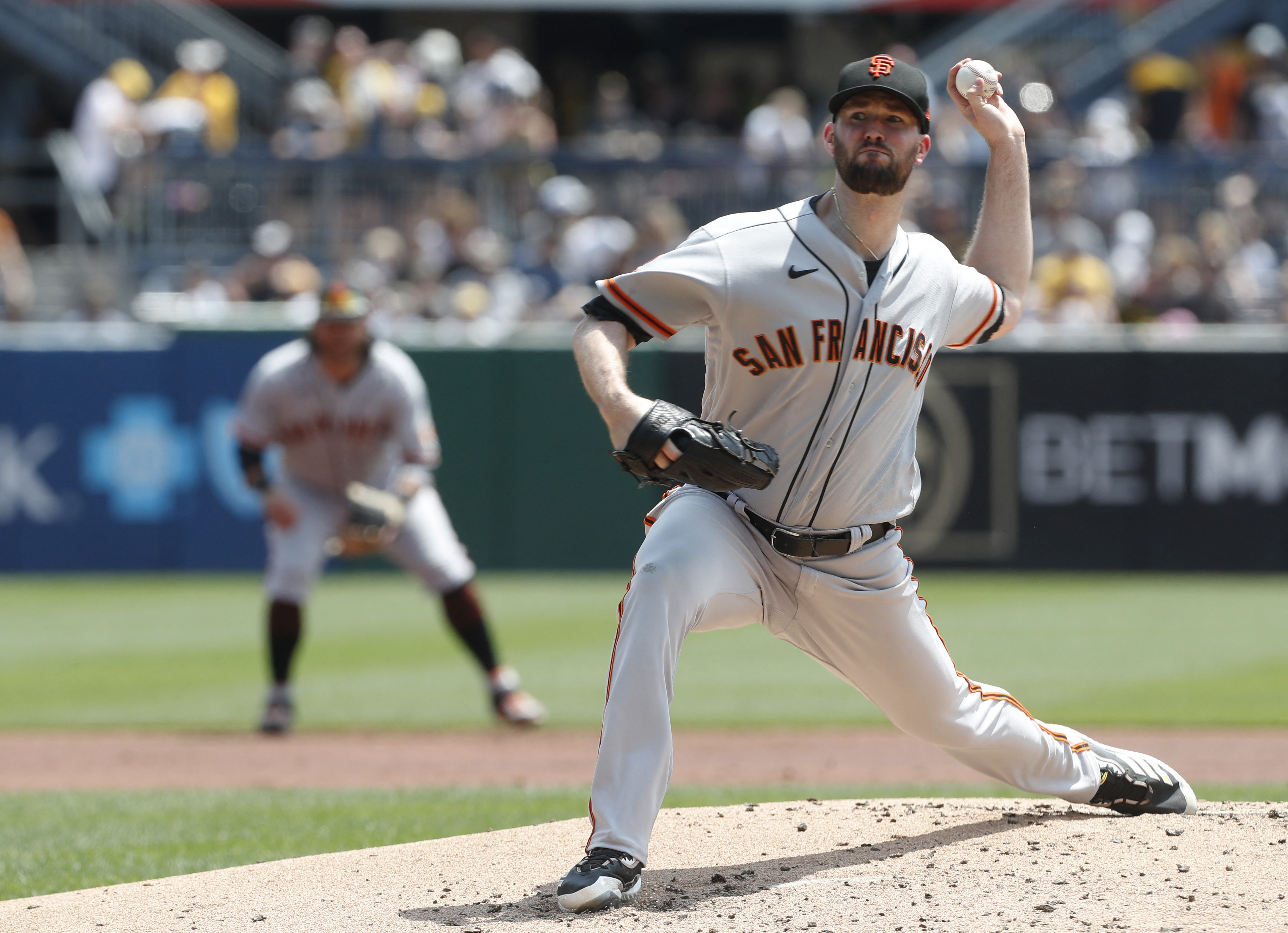 SF Giants sweep Pirates with five-run 10th inning in 8-4 win