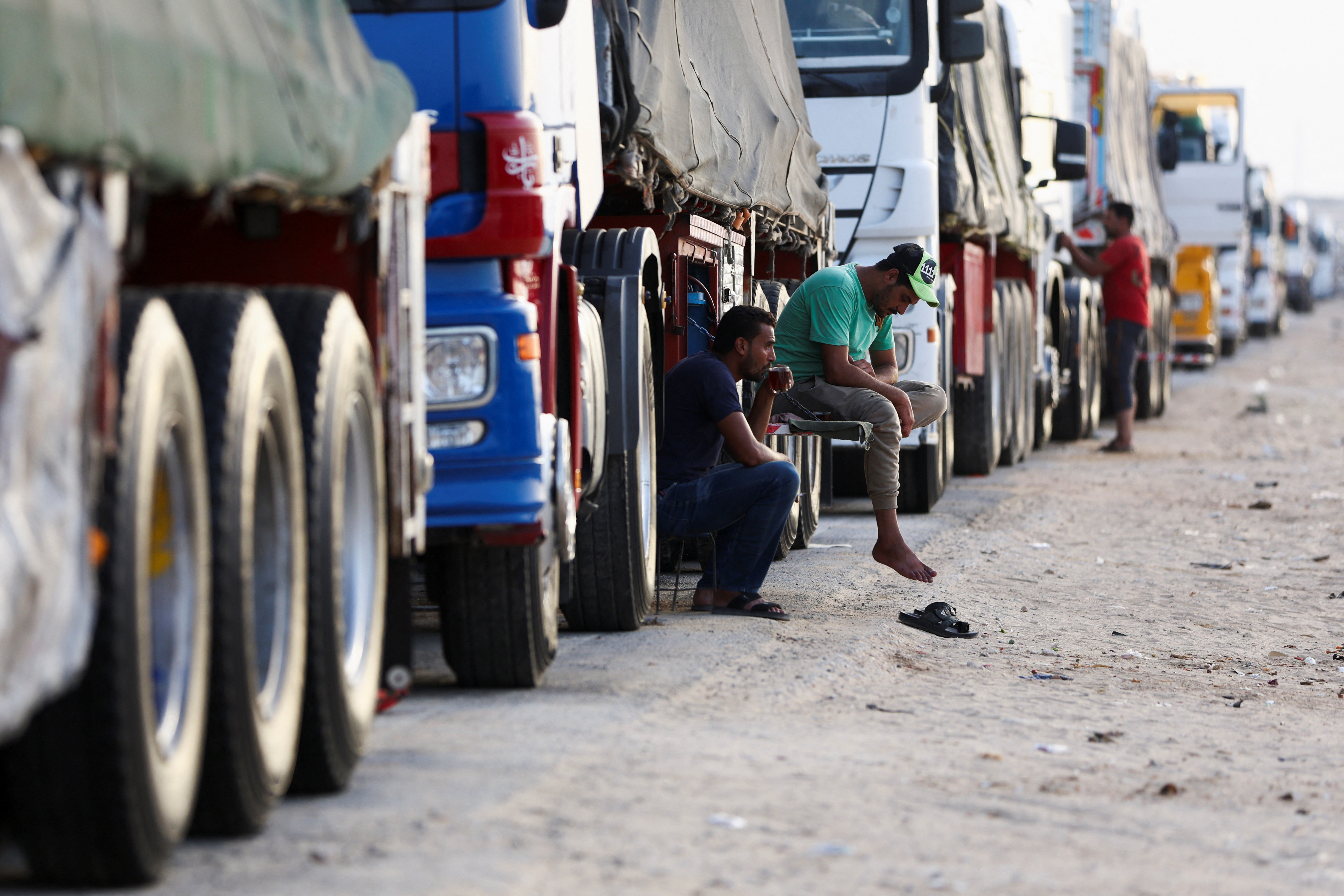 大量のガザ支援物資が集荷されず、自治区内で国連輸送車の略奪横行
