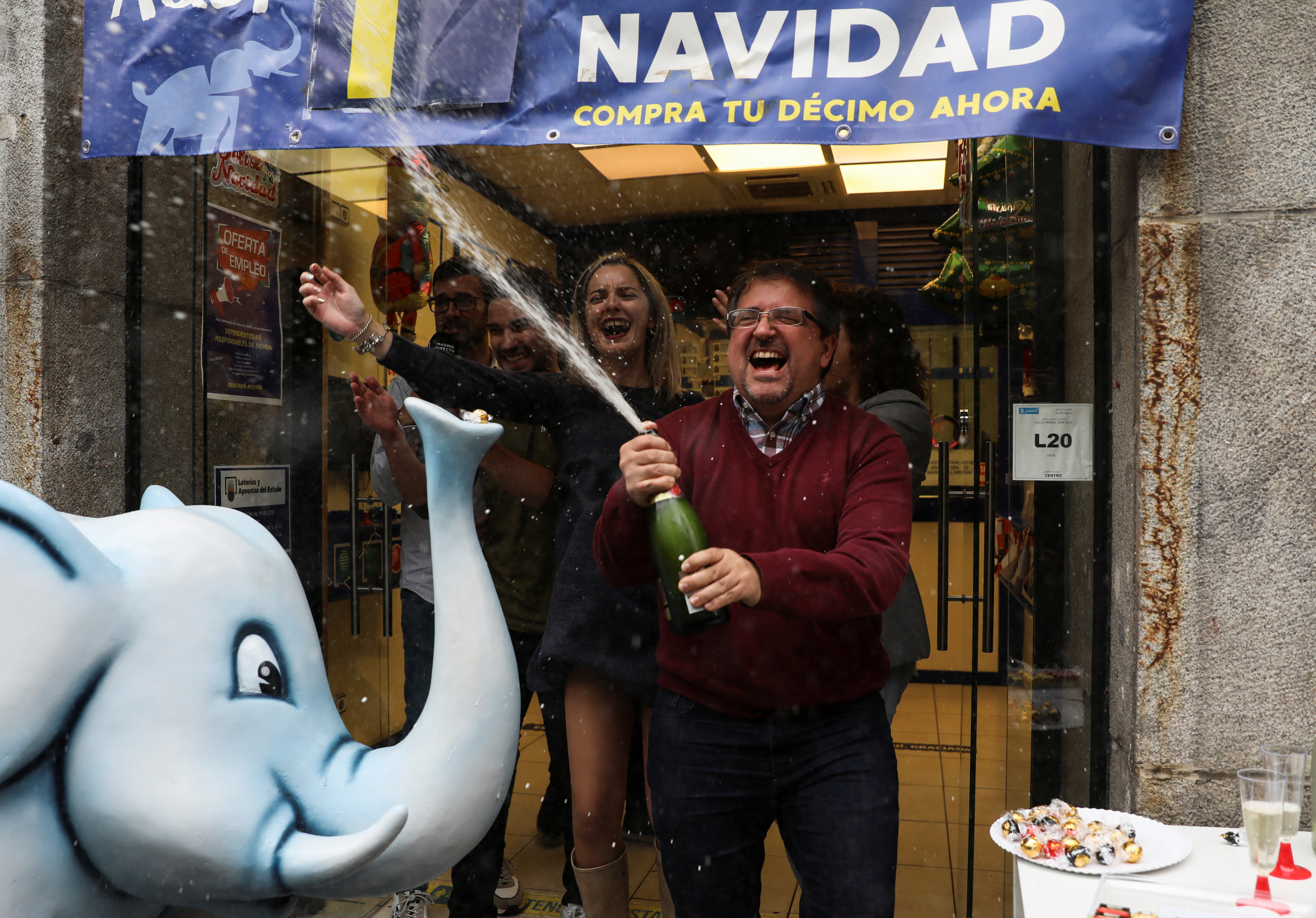 La lotería «El Gordo» reparte dinero y alegría navideña por toda España