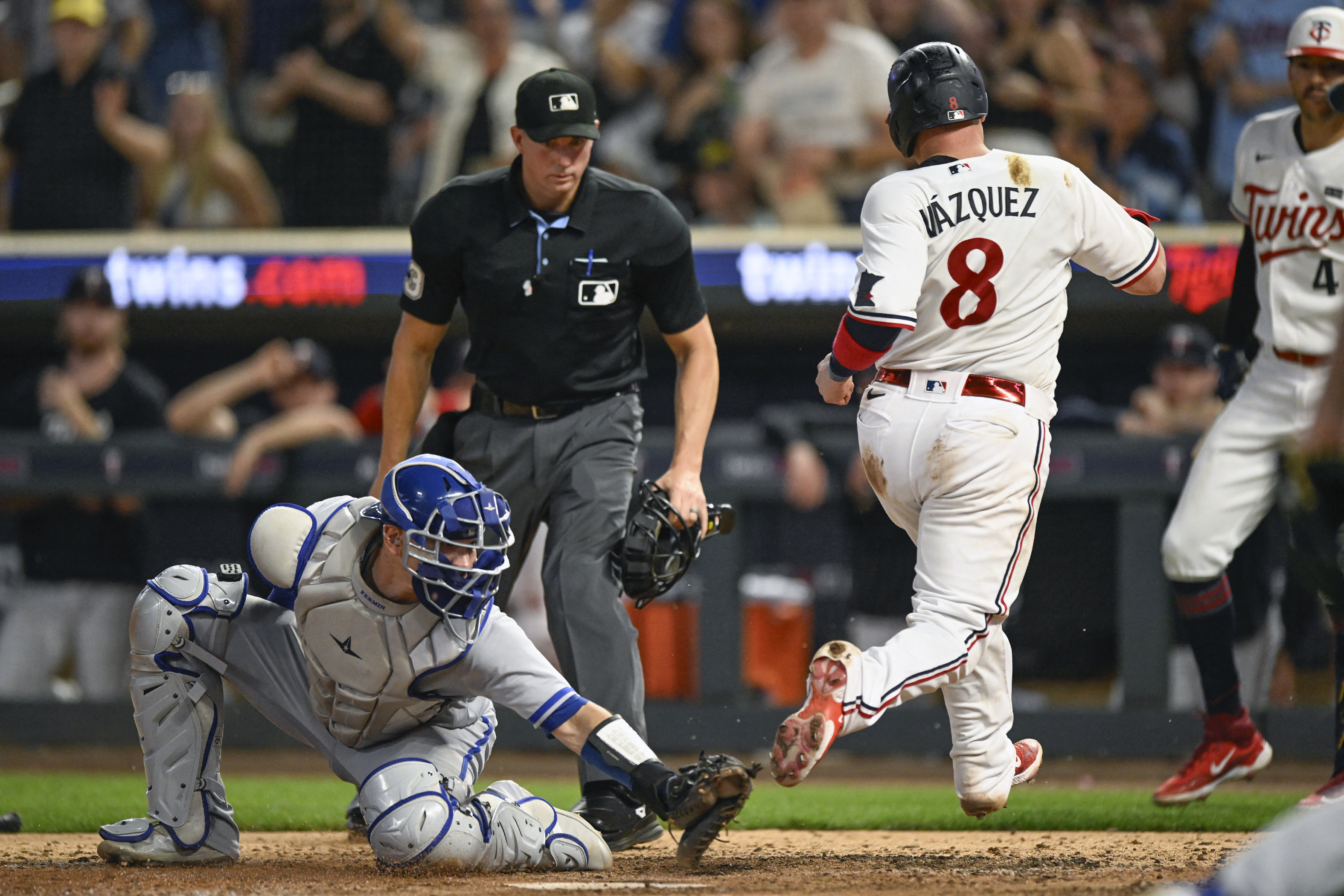 Julien's pinch-hit homer starts 5-run inning; Twins beat Royals 8-4