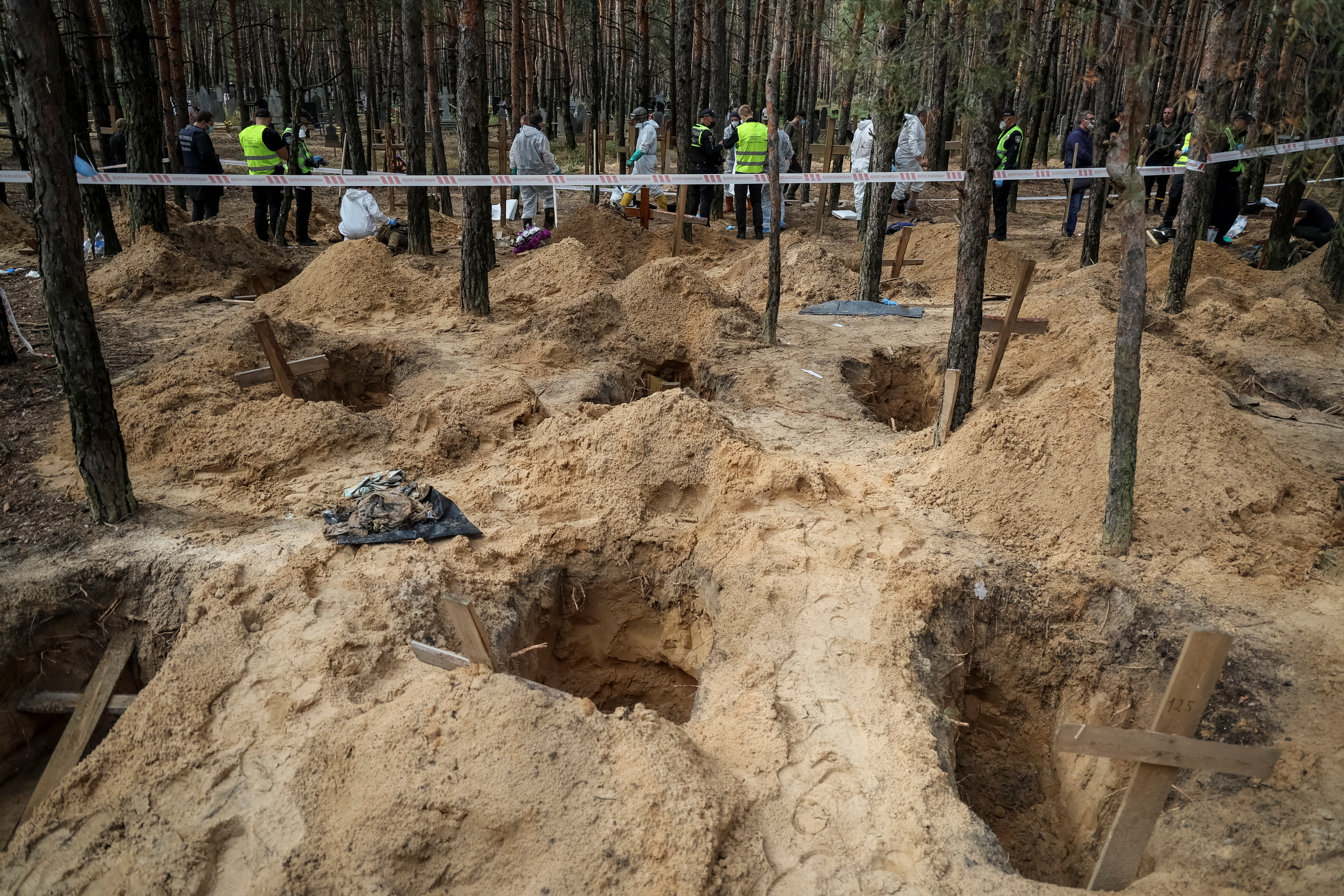 В Ізюмі виявлено масове поховання