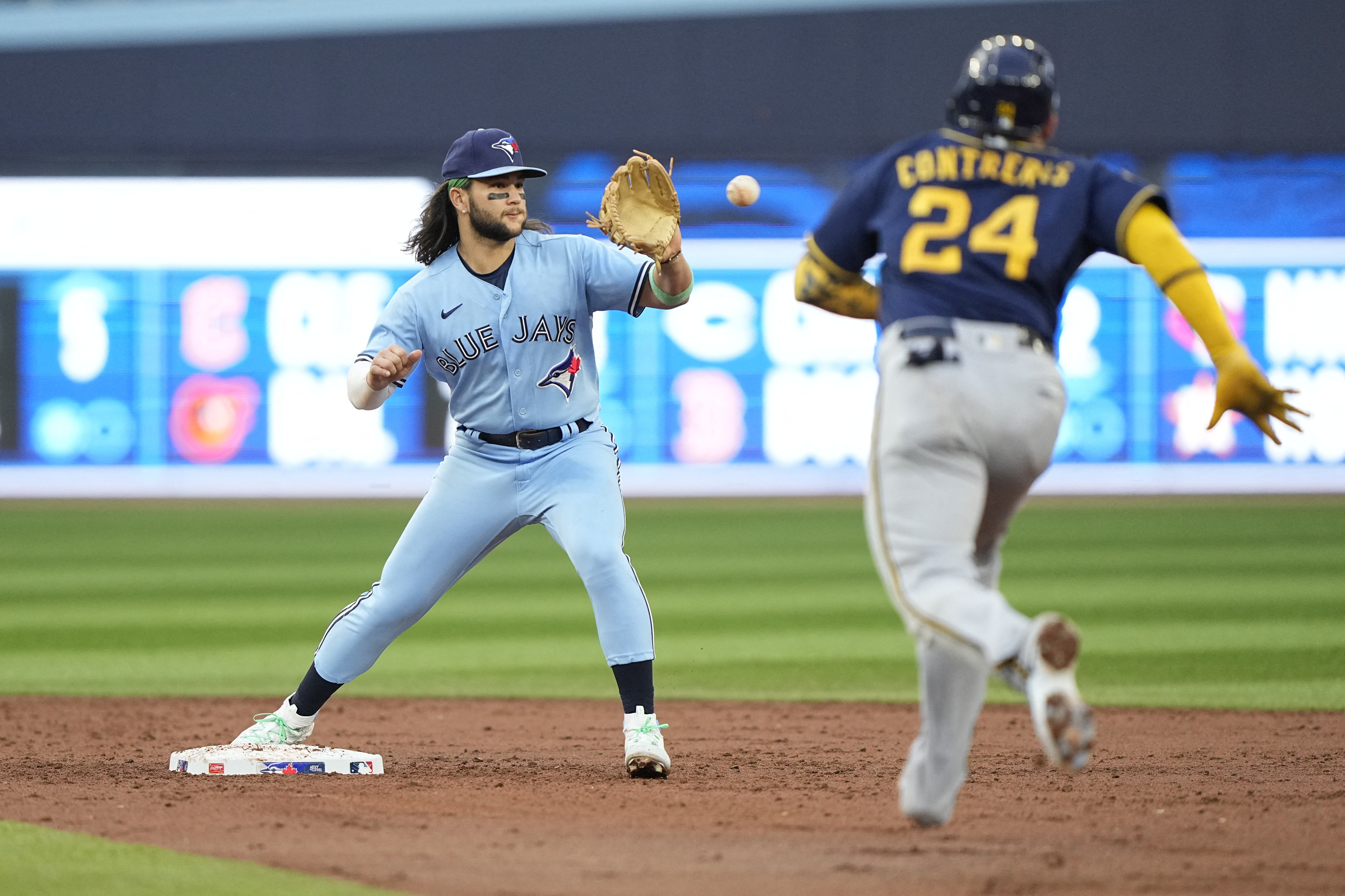 Blue Jays' early offense proves to be enough vs. Brewers