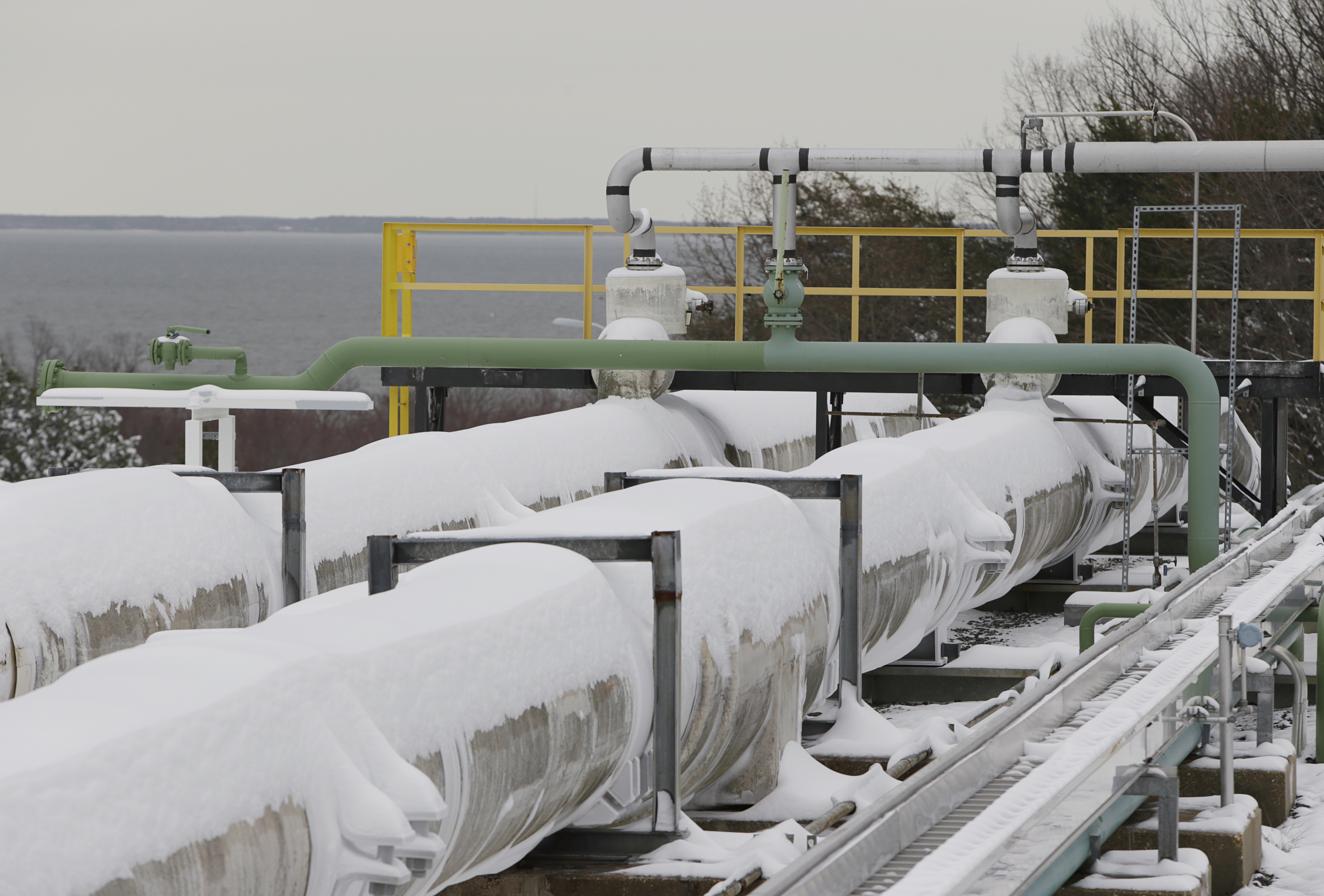 Snow covered transfer lines are seen at the Dominion Cove Point Liquefied Natural Gas (LNG) terminal in Lusby, Maryland March 18, 2014. The waters of the Chesapeake Bay are at rear.
 REUTERS/Gary Cameron  (UNITED STATES)