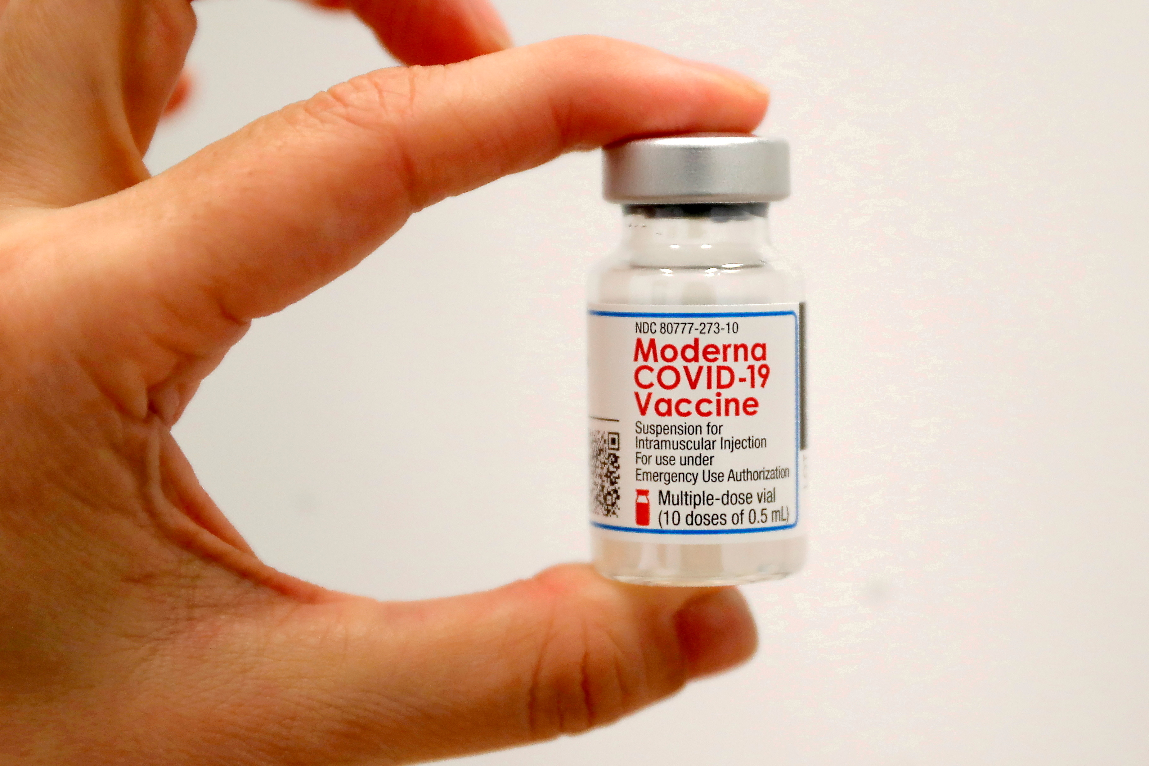 A healthcare worker holds a vial of the Moderna COVID-19 vaccine at a pop-up vaccination site operated by SOMOS Community Care during the coronavirus disease (COVID-19) pandemic in Manhattan in New York City, New York, U.S., January 29, 2021. REUTERS/Mike Segar//File Photo