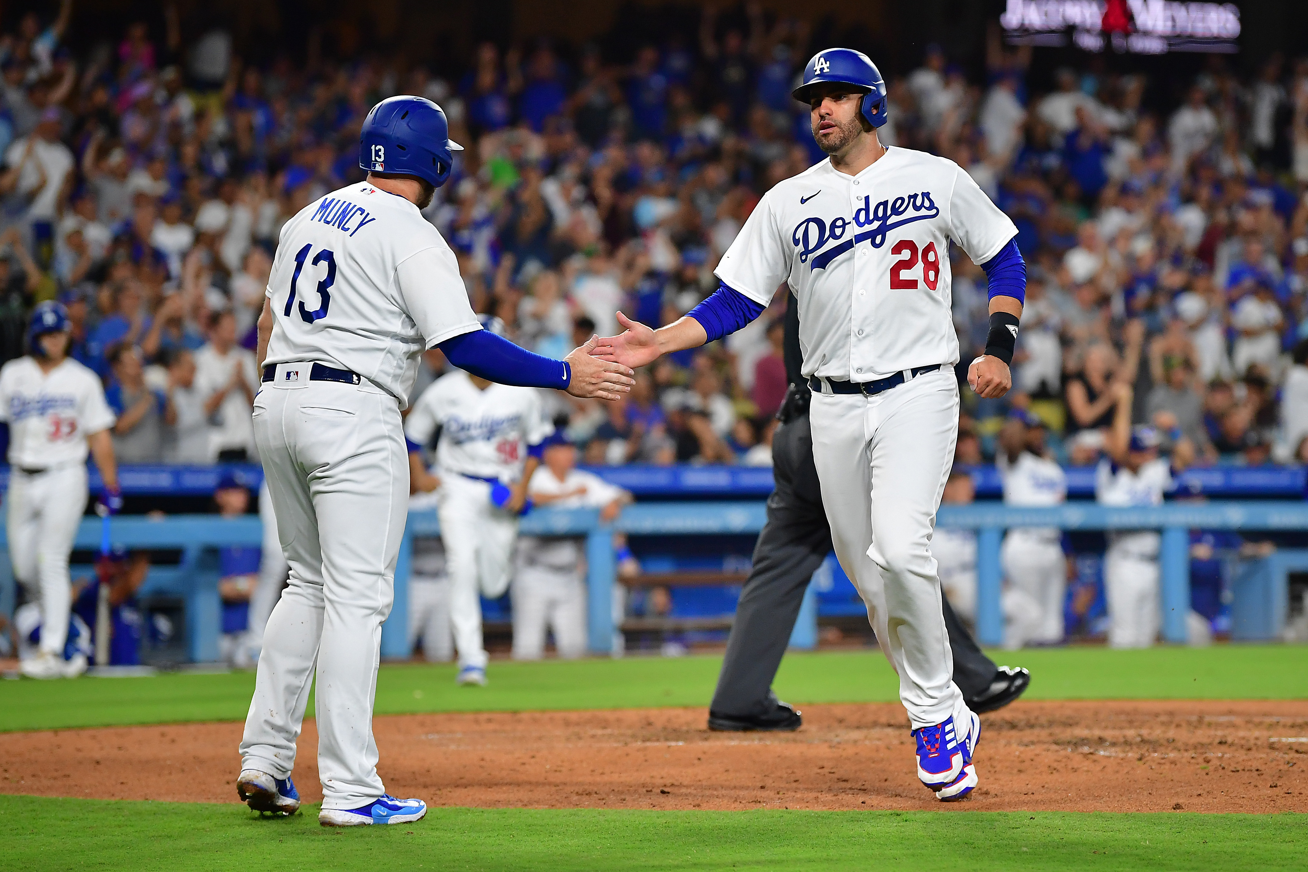 Dodgers top Brewers, push winning streak to 9 games