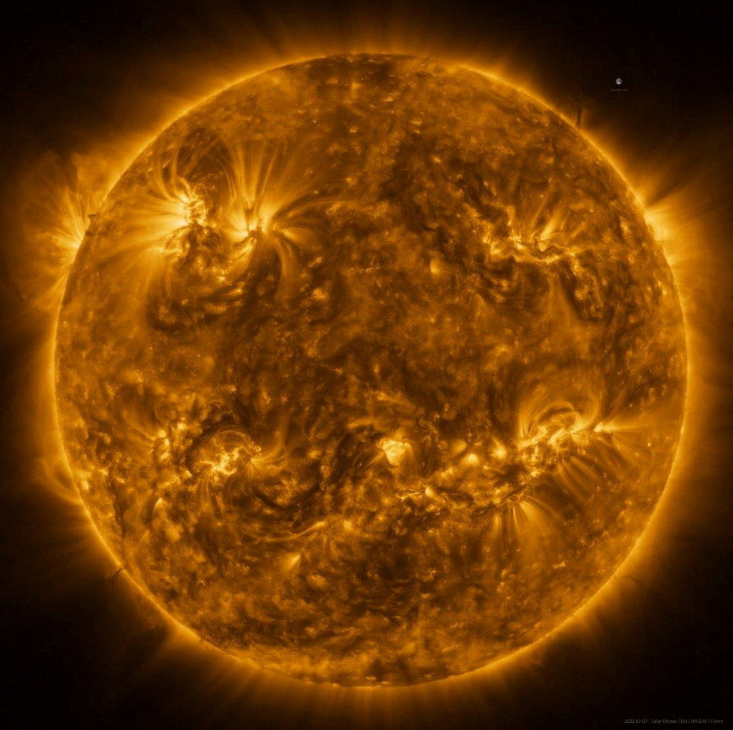 O Sol visto pela sonda Solar Orbiter em luz ultravioleta extrema neste mosaico de 25 imagens individuais