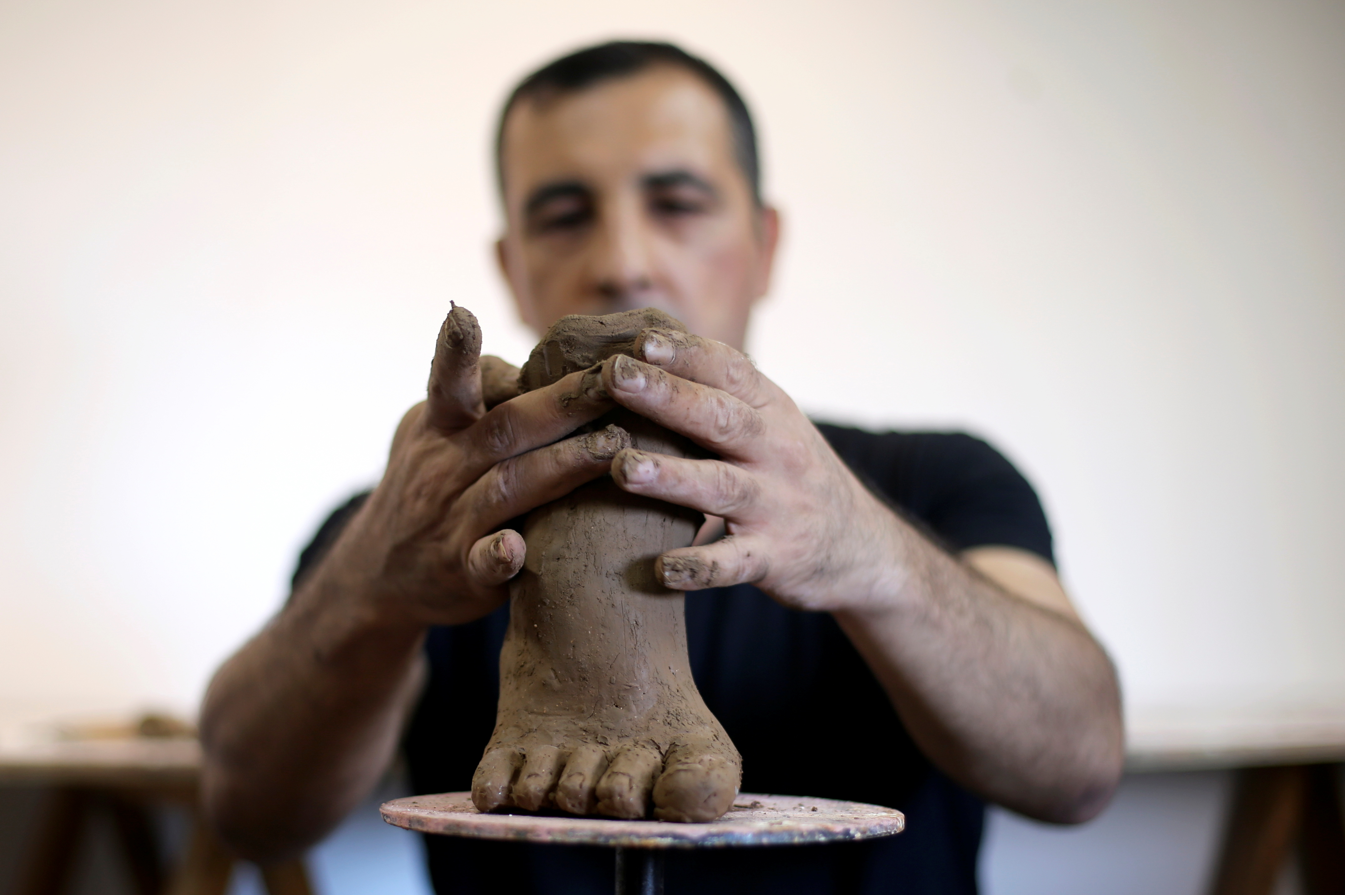 Artist makes lost limbs art in a Gaza gallery