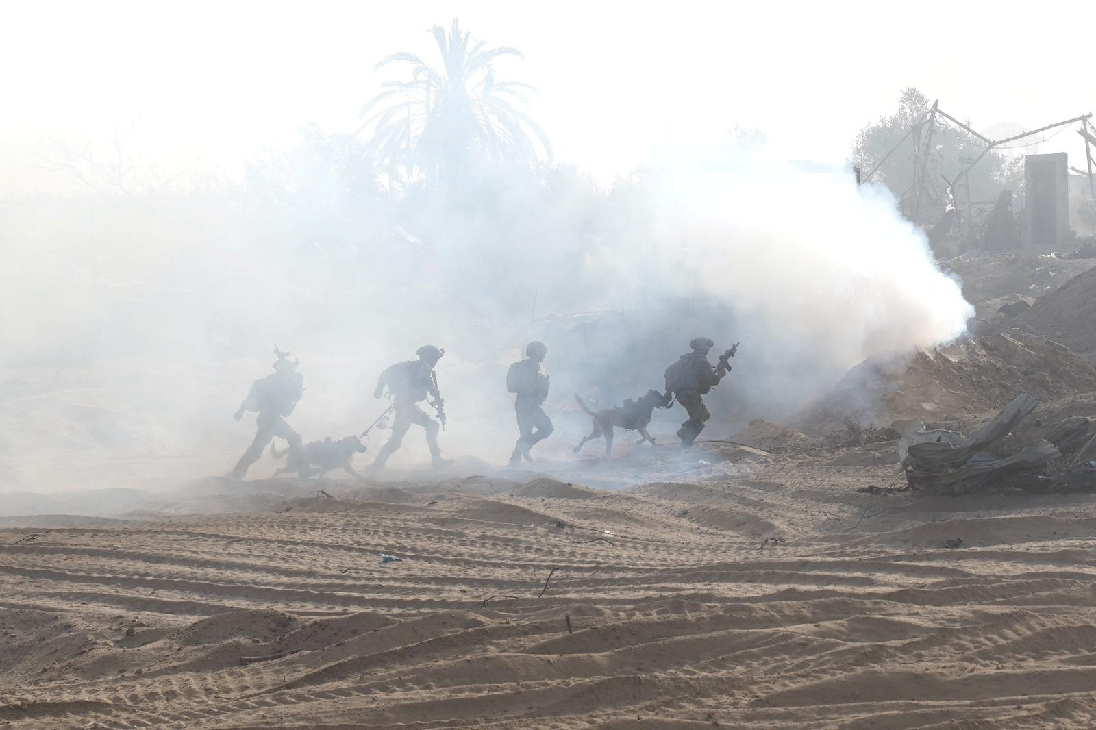 Gambar selebaran IDF menunjukkan tentara Israel mengambil posisi di Jalur Gaza