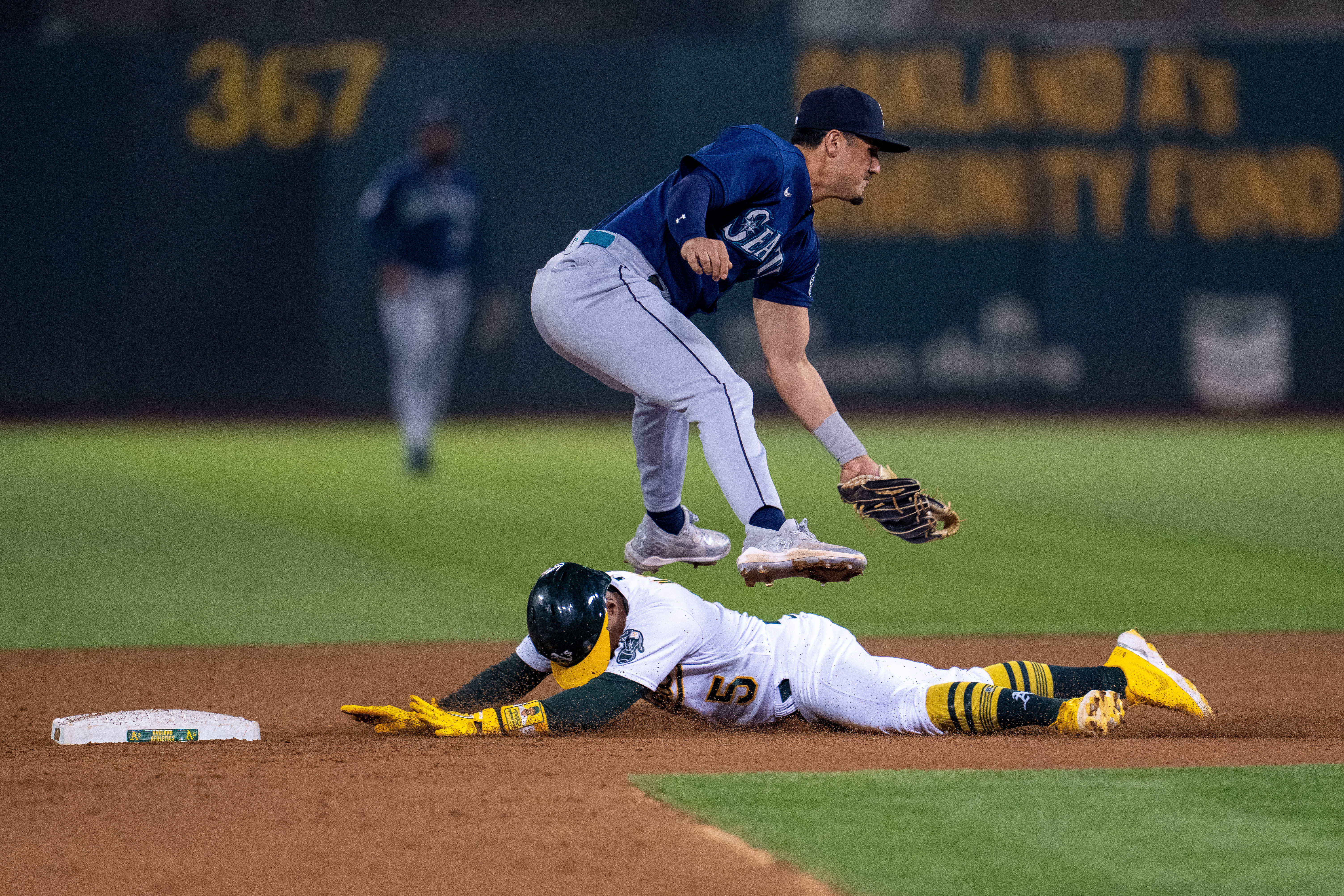 Mariners continue dominance of A's, win 7-2