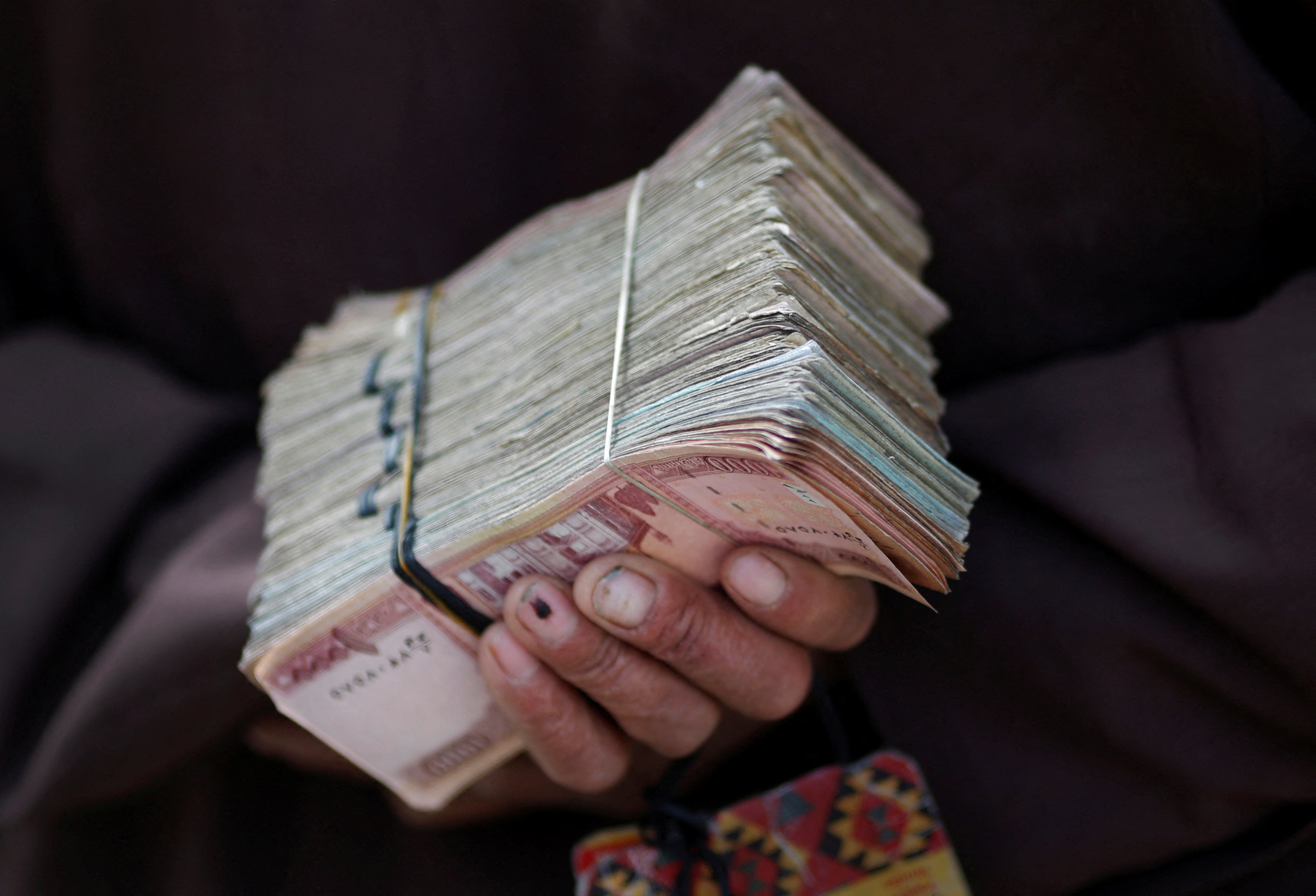 Afghan Central Bank Moves To Halt Currency Slide As Crisis Deepens 