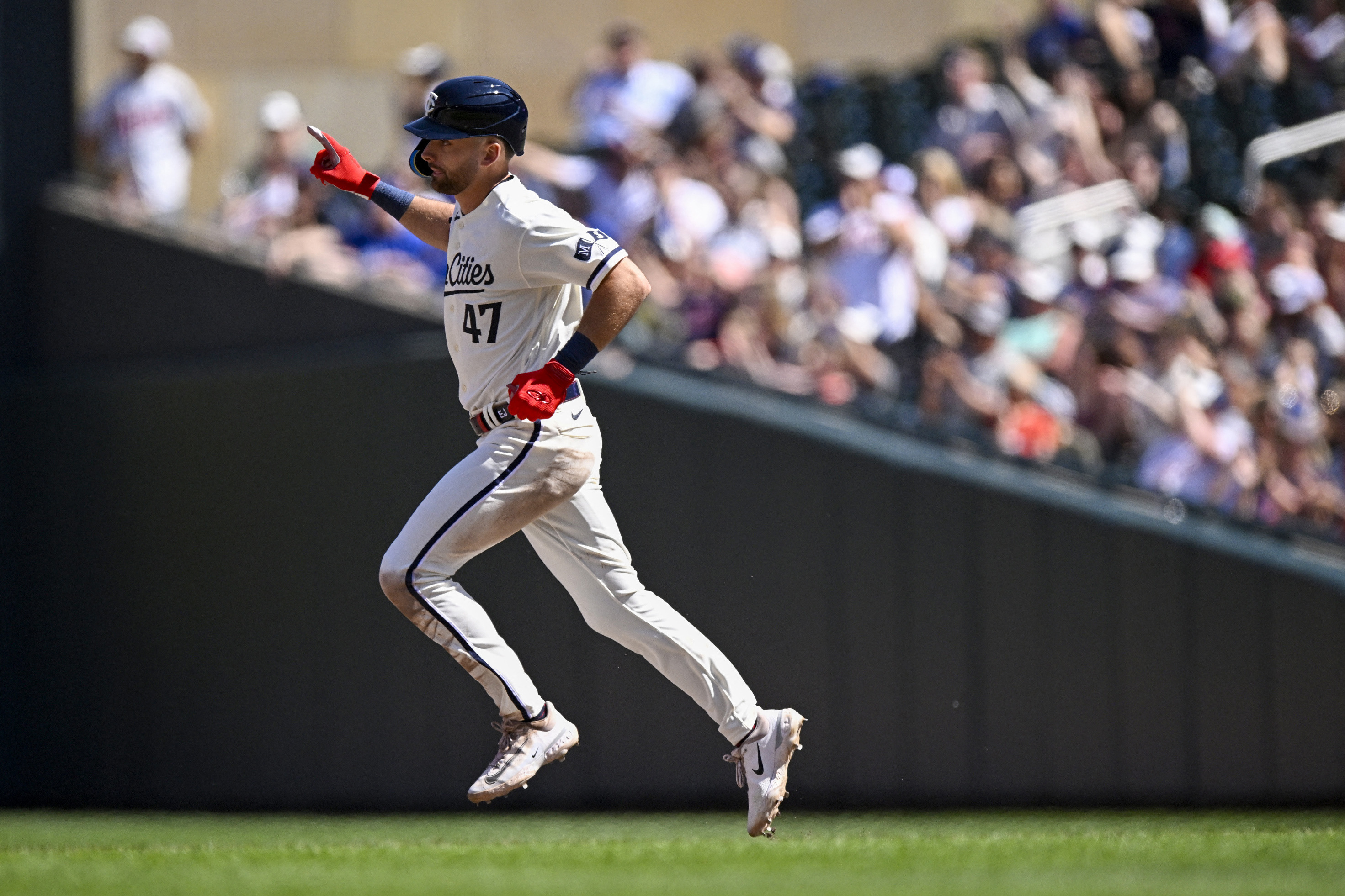 Willi Castro homers twice to propel Twins past Blue Jays