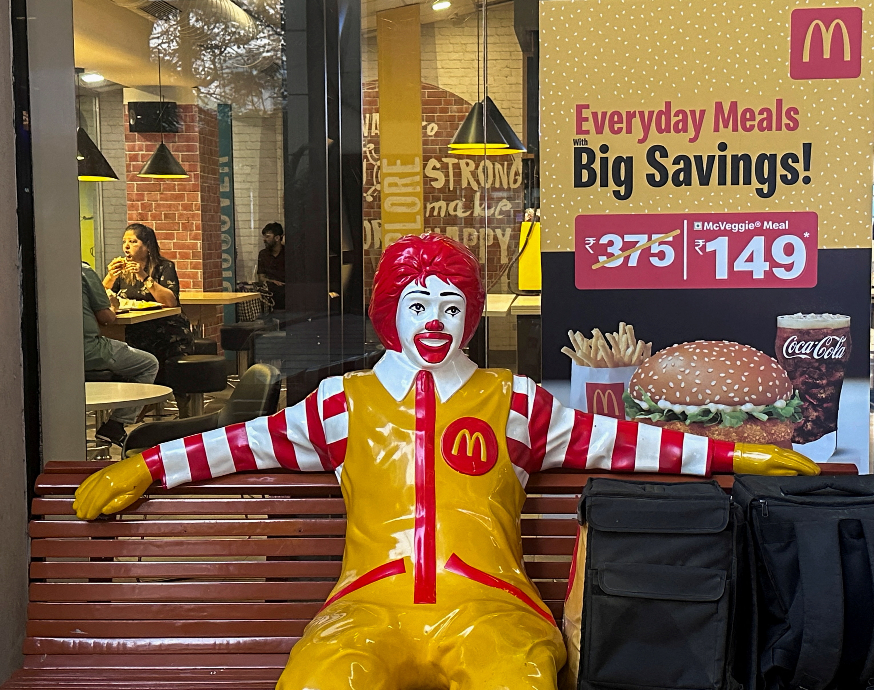 米マクドナルド、世界既存店売上高が13四半期ぶり減少 | ロイター