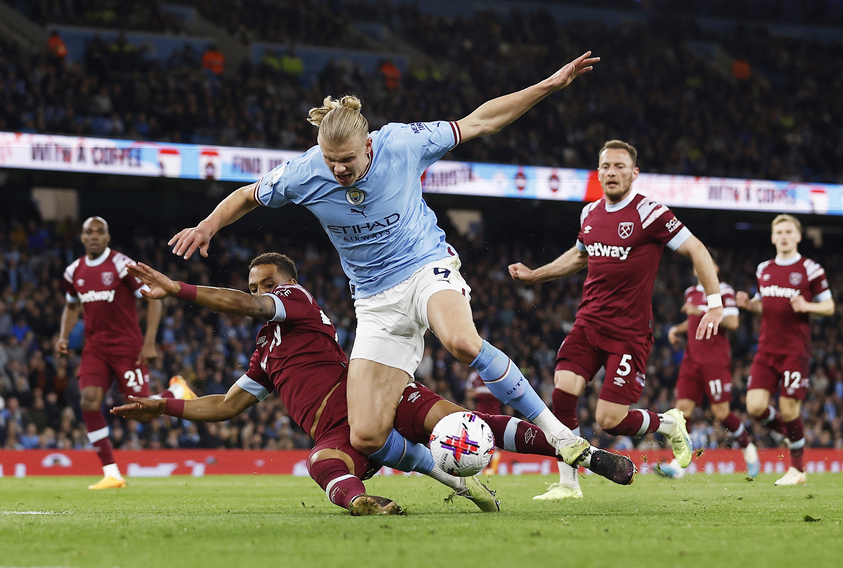 Record-breaking City regain top spot in the Premier League