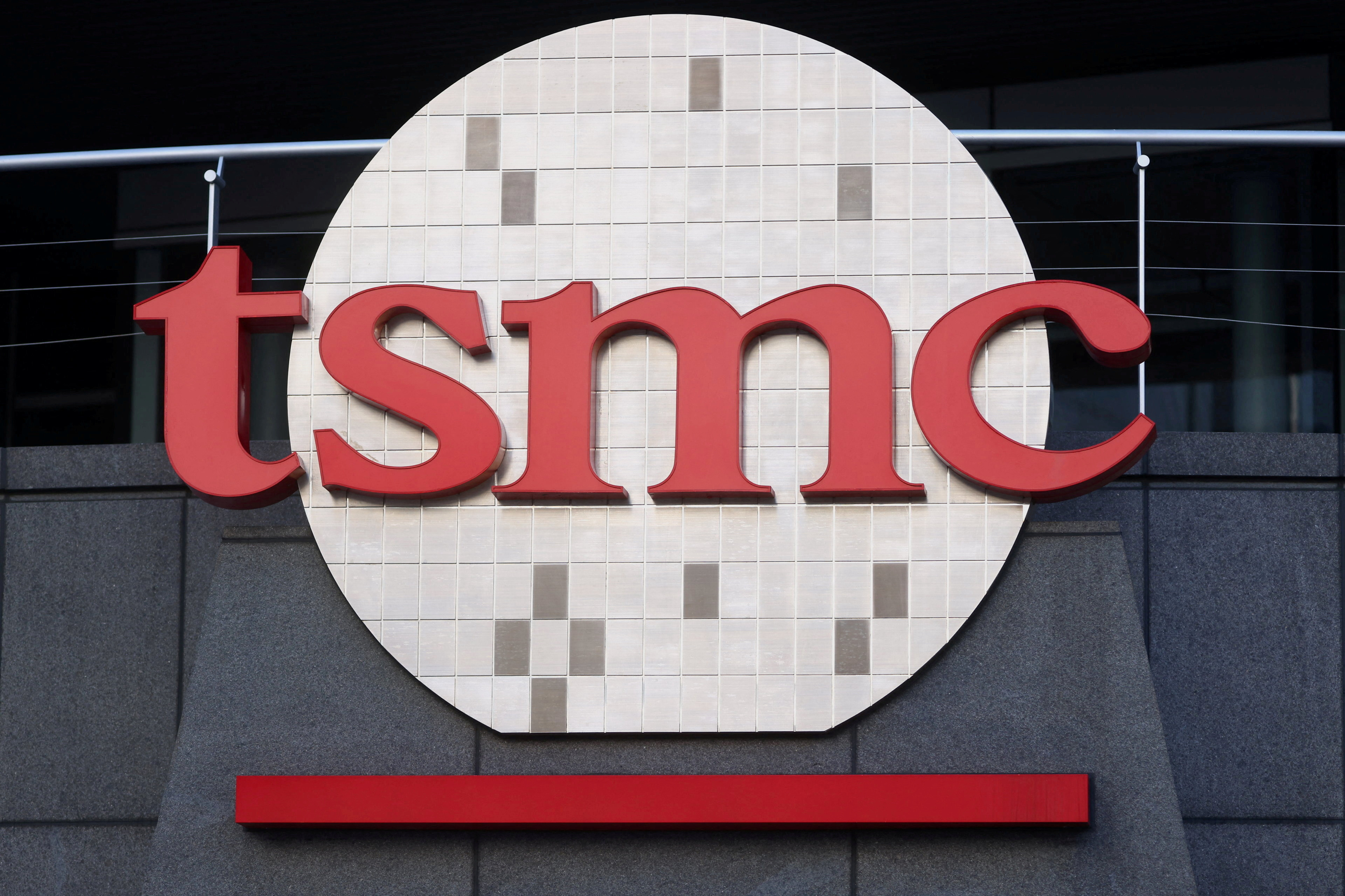 Logo của Công ty Sản xuất Chất bán dẫn Đài Loan (TSMC), tại Tân Trúc