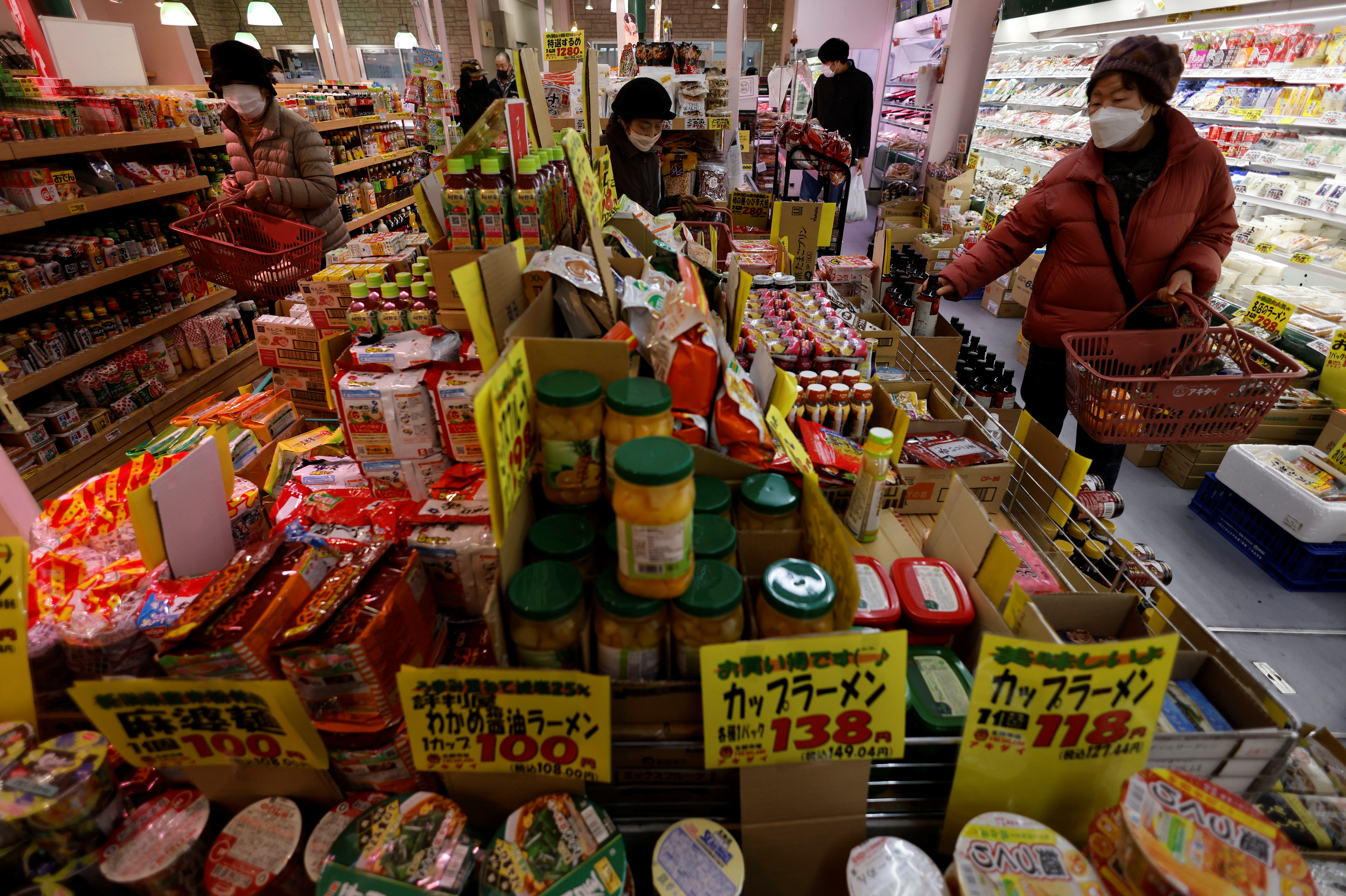 Les acheteurs à Tokyo, au Japon