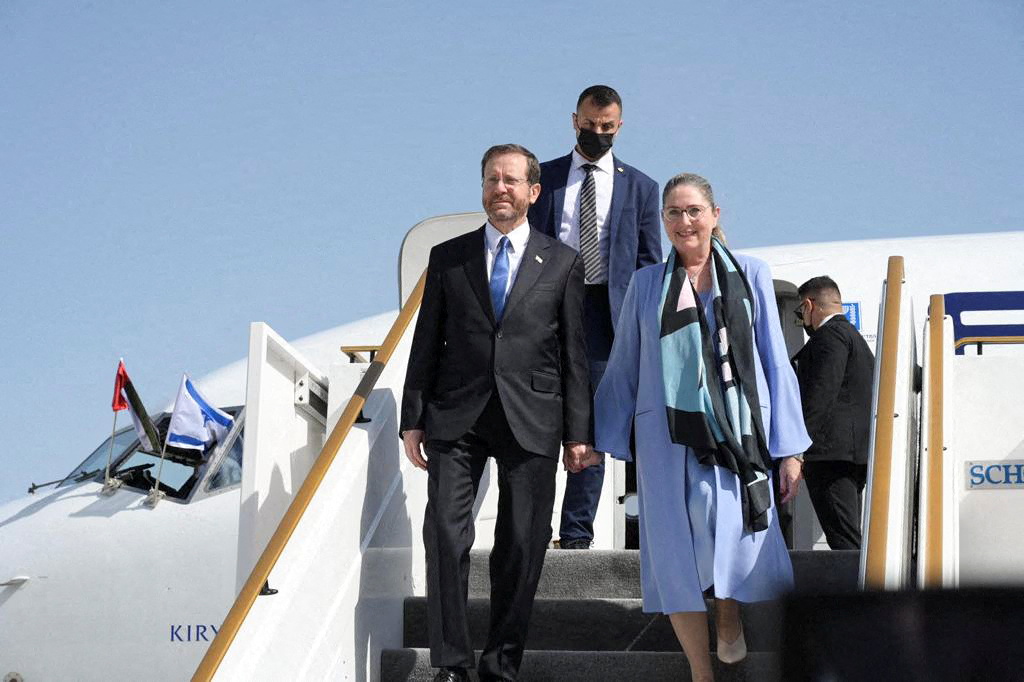İsrail Cumhurbaşkanı Isaac Herzog, eşi Michal Herzog ile 30 Ocak 2022'de Birleşik Arap Emirlikleri'nin Abu Dabi kentine geldi. Amos Ben-Gershom/Devlet Basın Ofisi (GPO)/REUTERS aracılığıyla bildiri 