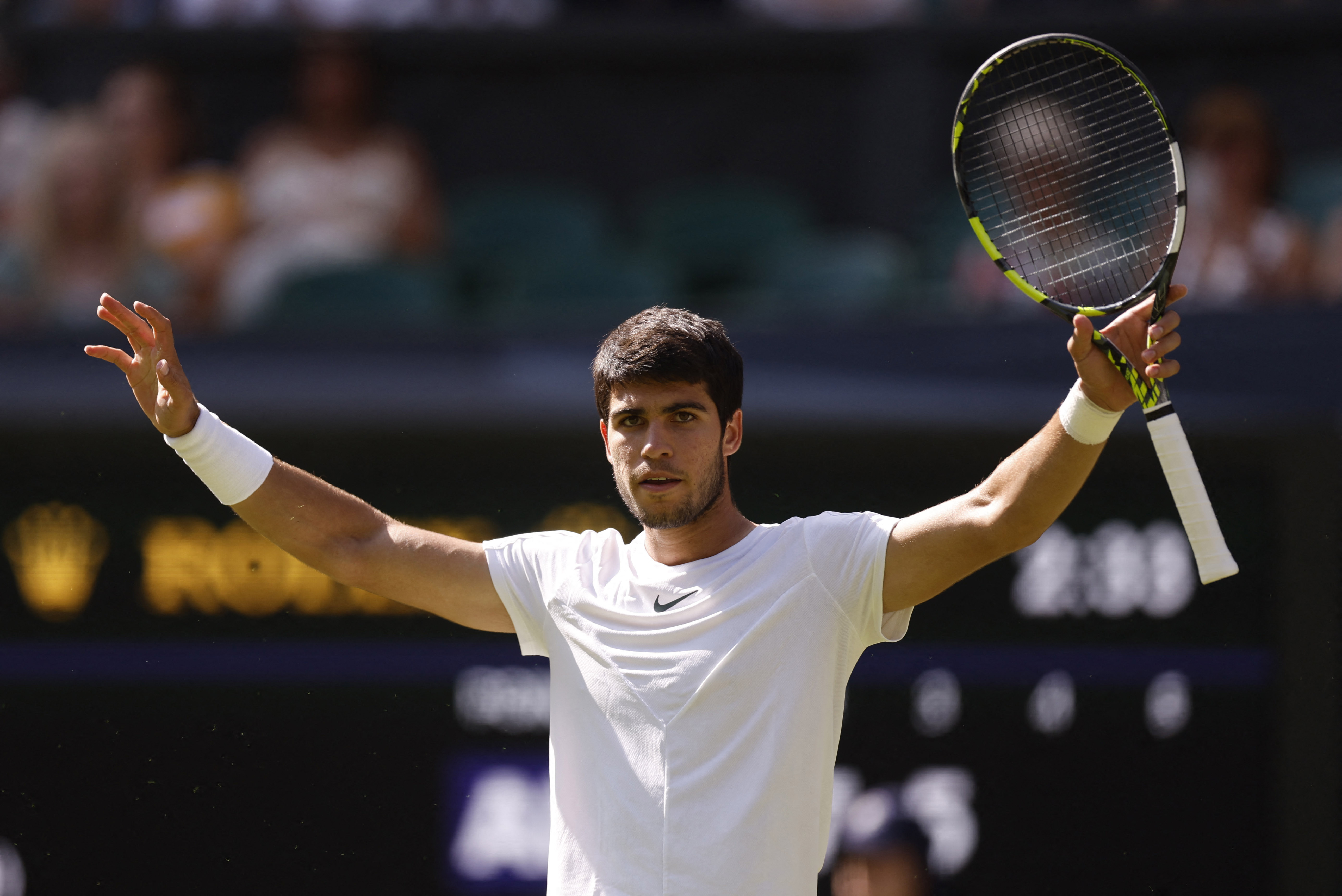 Wimbledon 2023: Top seed Carlos Alcaraz passes tricky Alexandre Muller test  to reach third round - Eurosport