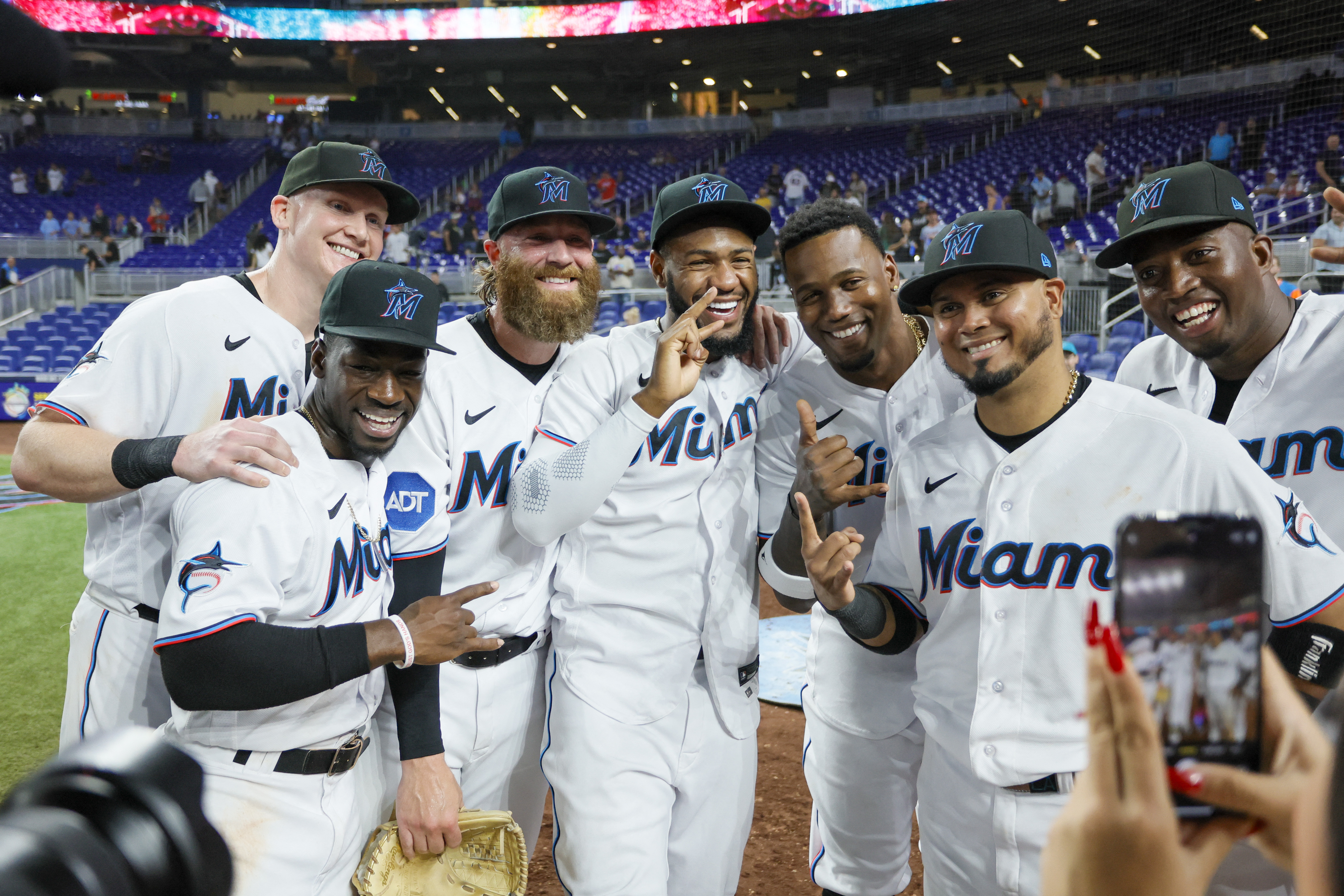 Luis Arraez goes 5 for 5 and lifts average to .400 as the Marlins