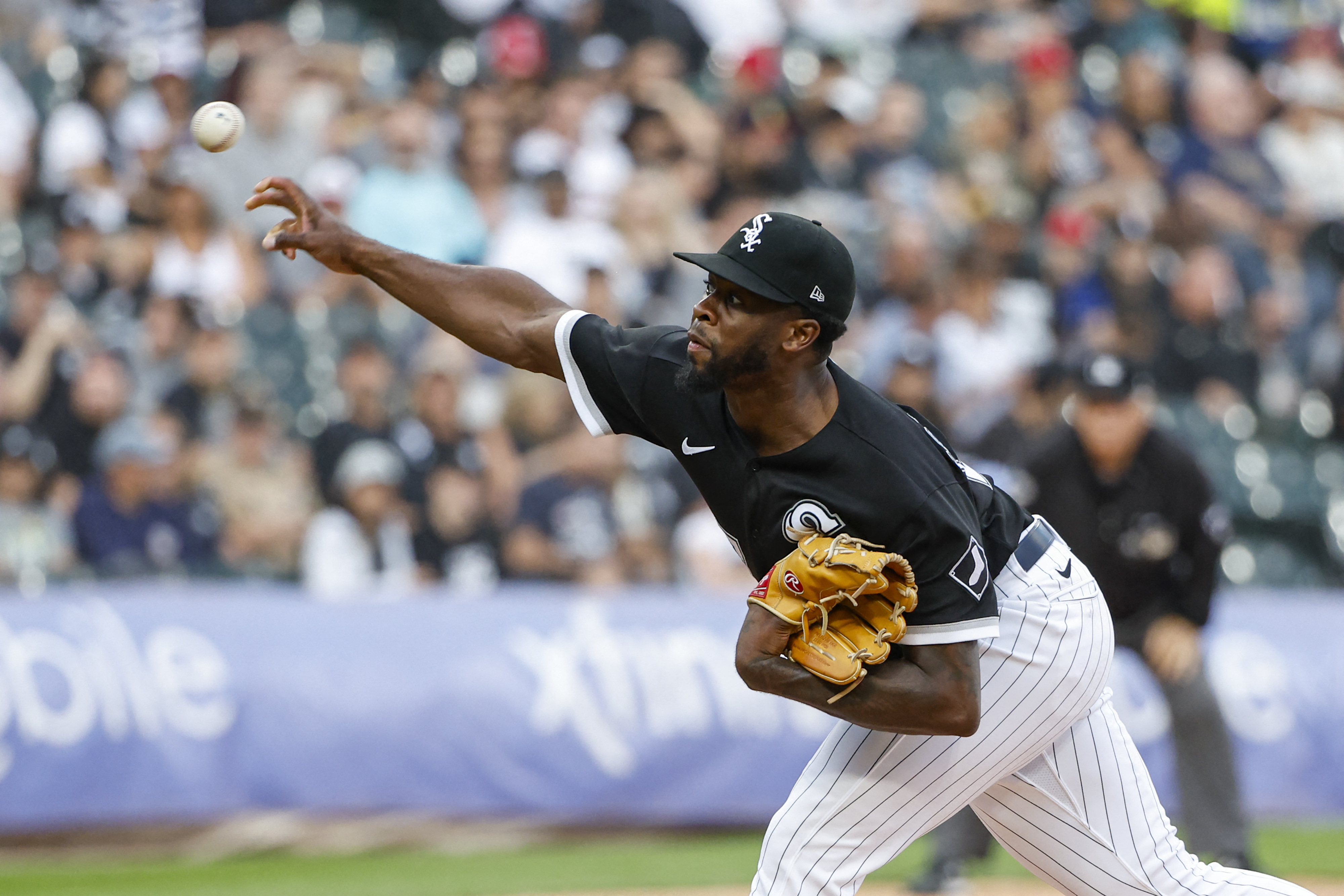 Chicago White Sox - The Batterman is back for #SoxSpringTraining! ⚾️🌵☀️  And -- oh, yeah -- pitchers and catchers report in 11 days!