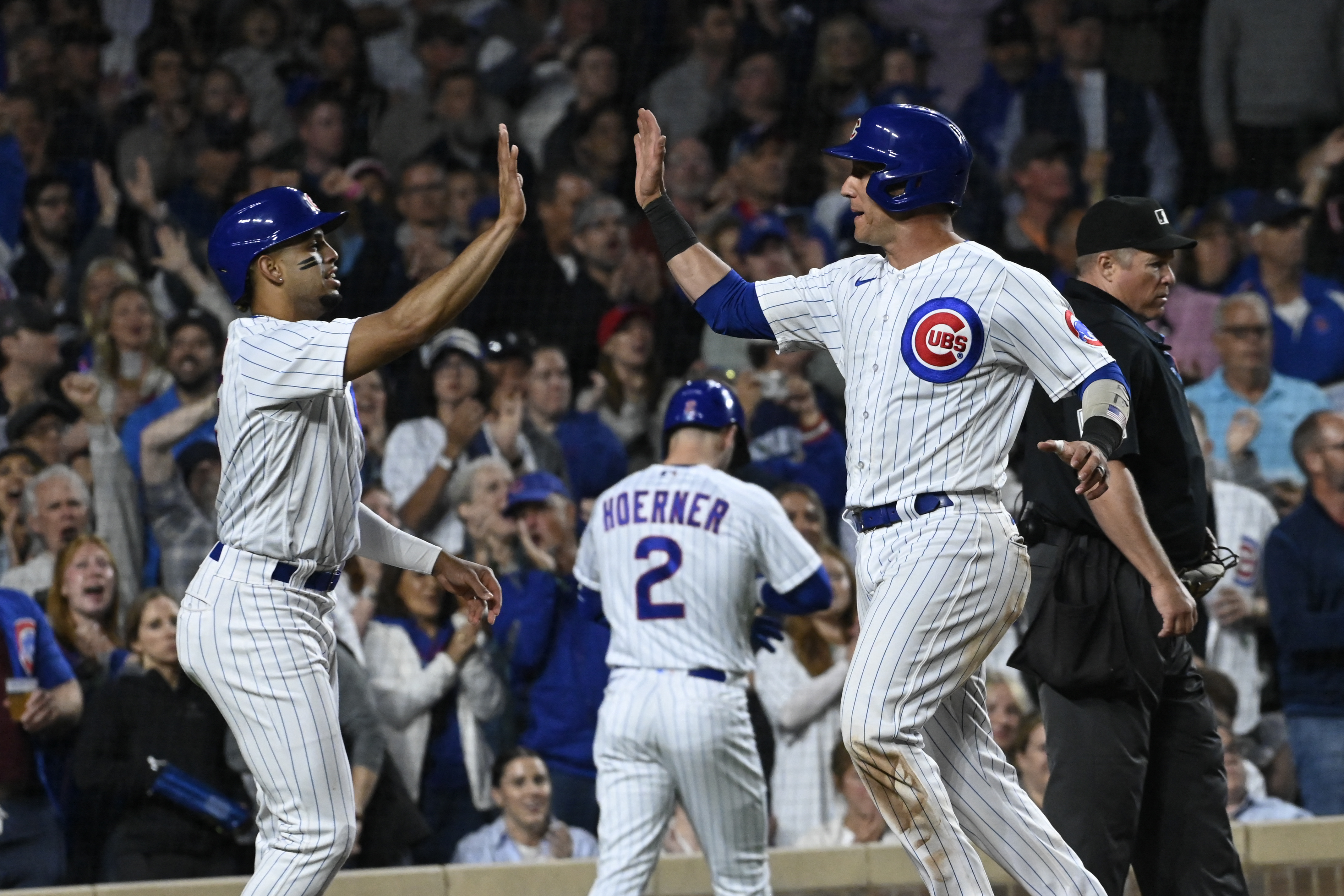 Cubs use 6-run inning to dispatch Pirates