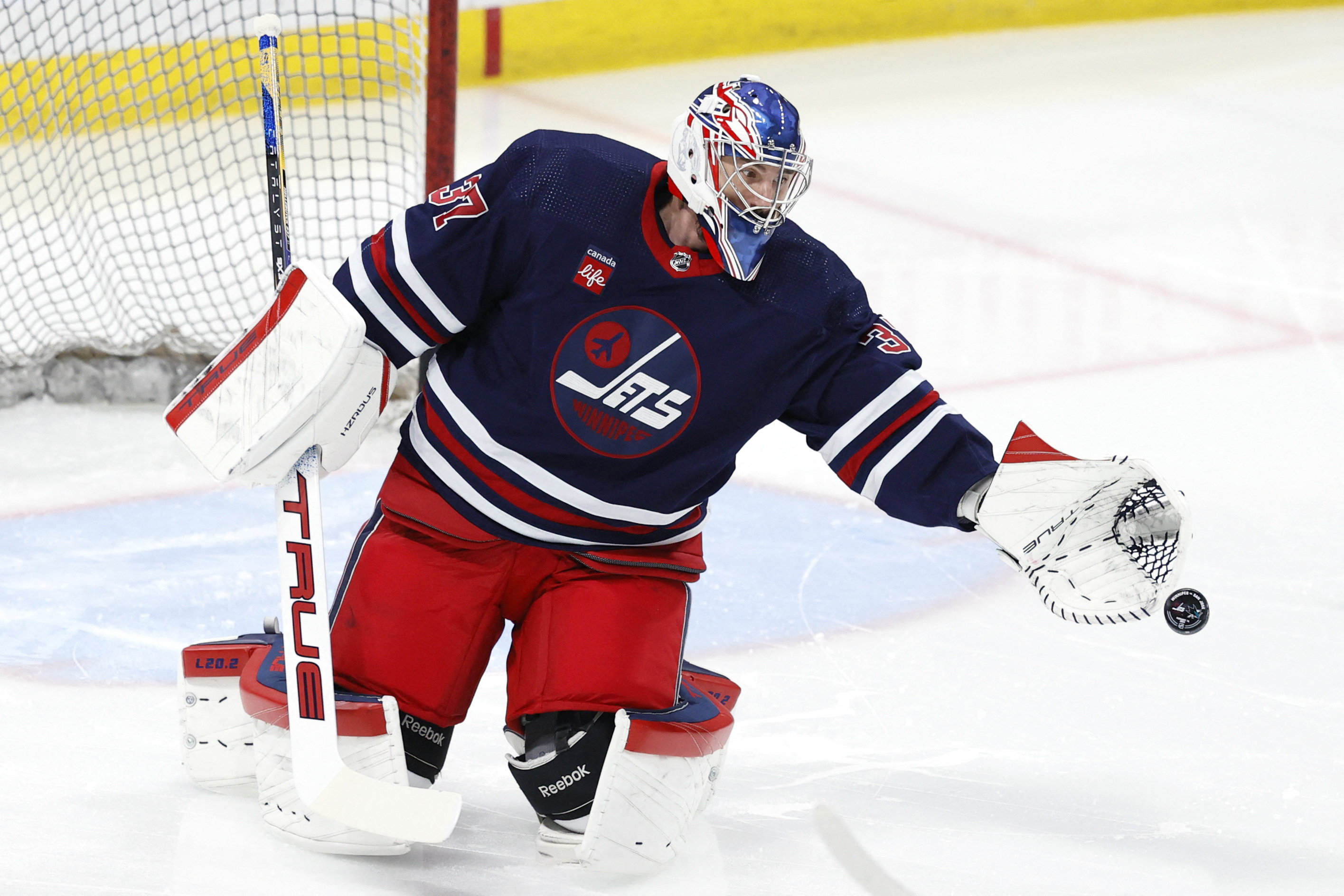 Connor Hellebuyck, Jets Blank Sharks 1-0 | Reuters