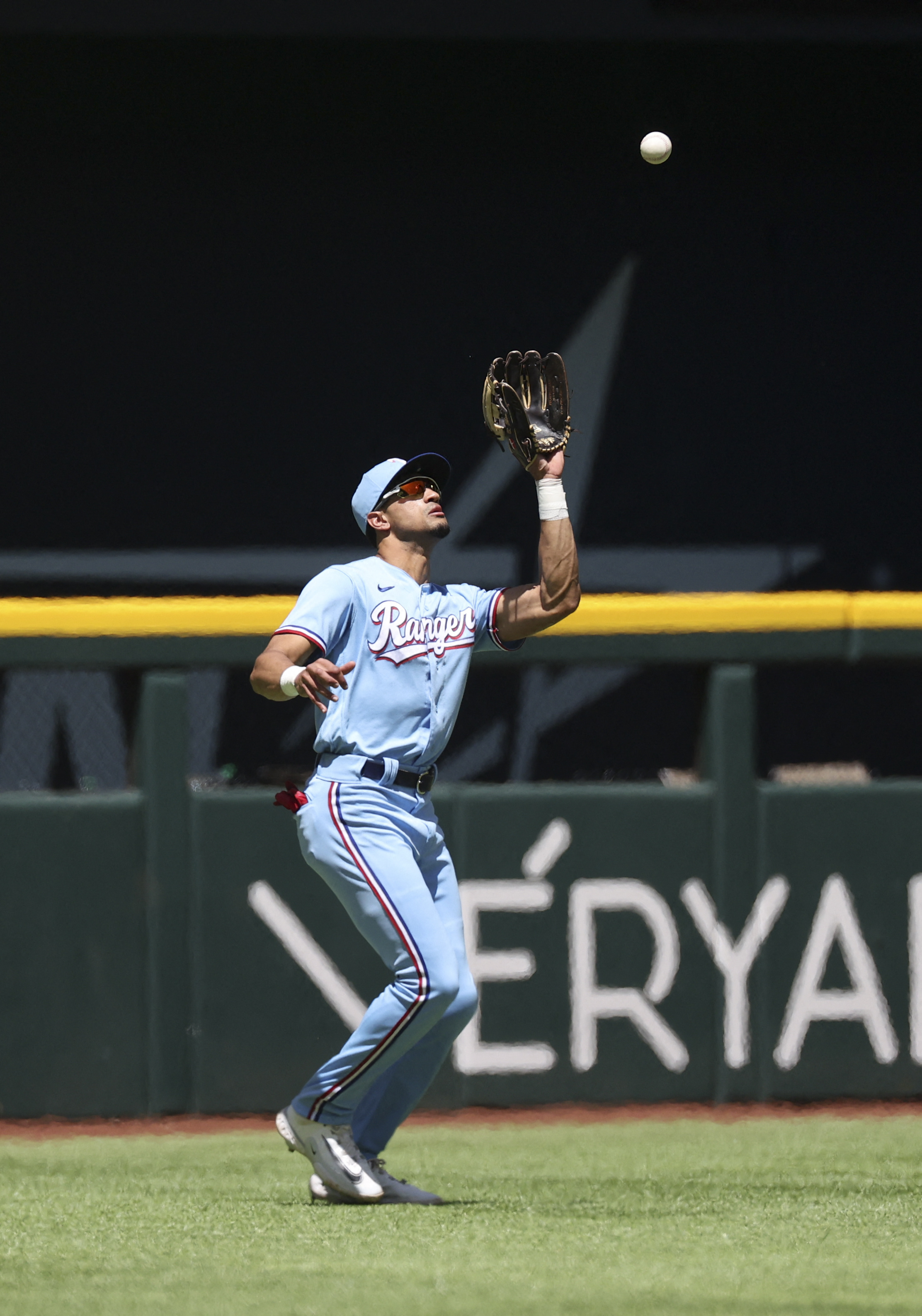 Rangers belt 4 homers, demolish Yankees 15-2