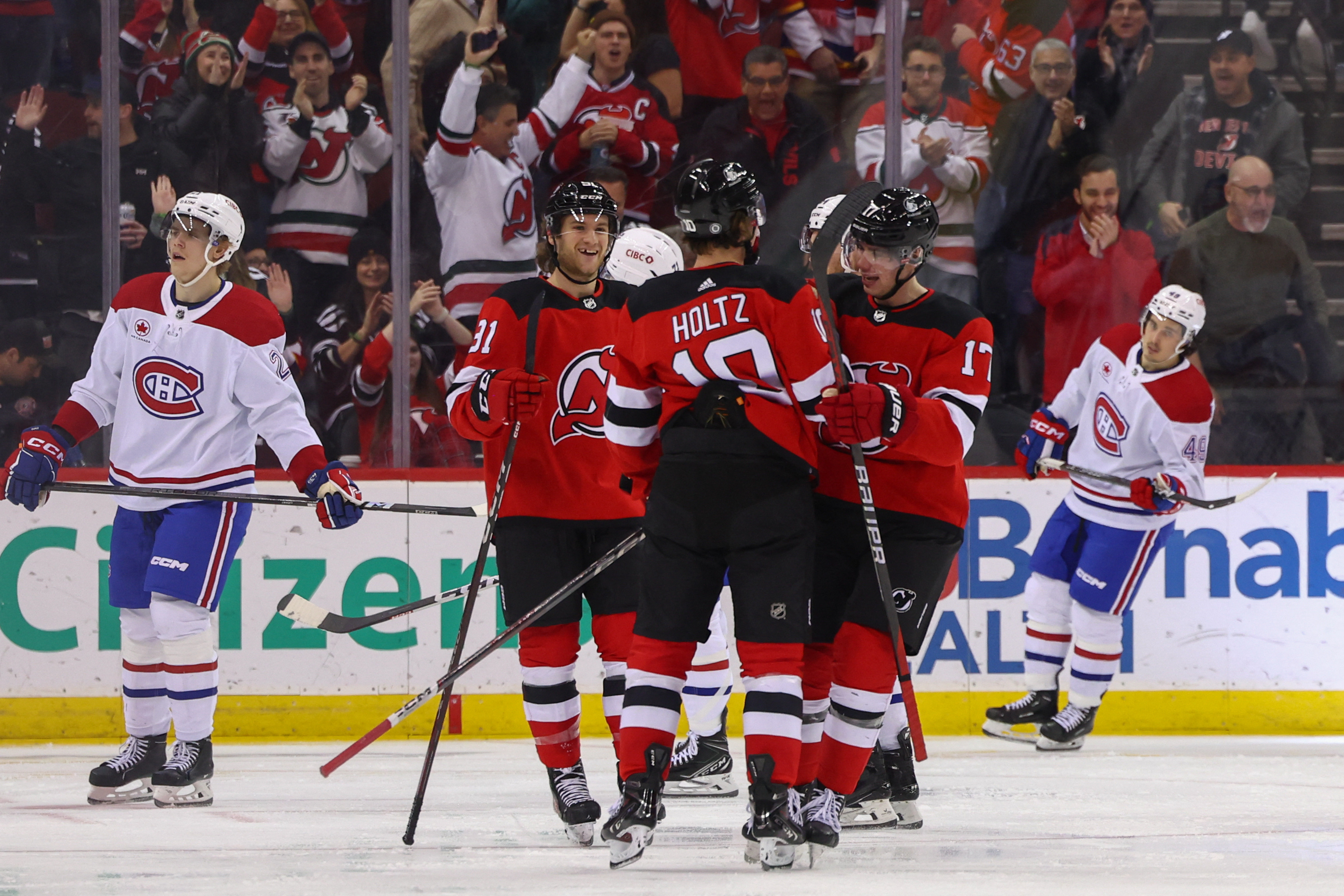 Devils rally, but Canadiens prevail on late goal | Reuters
