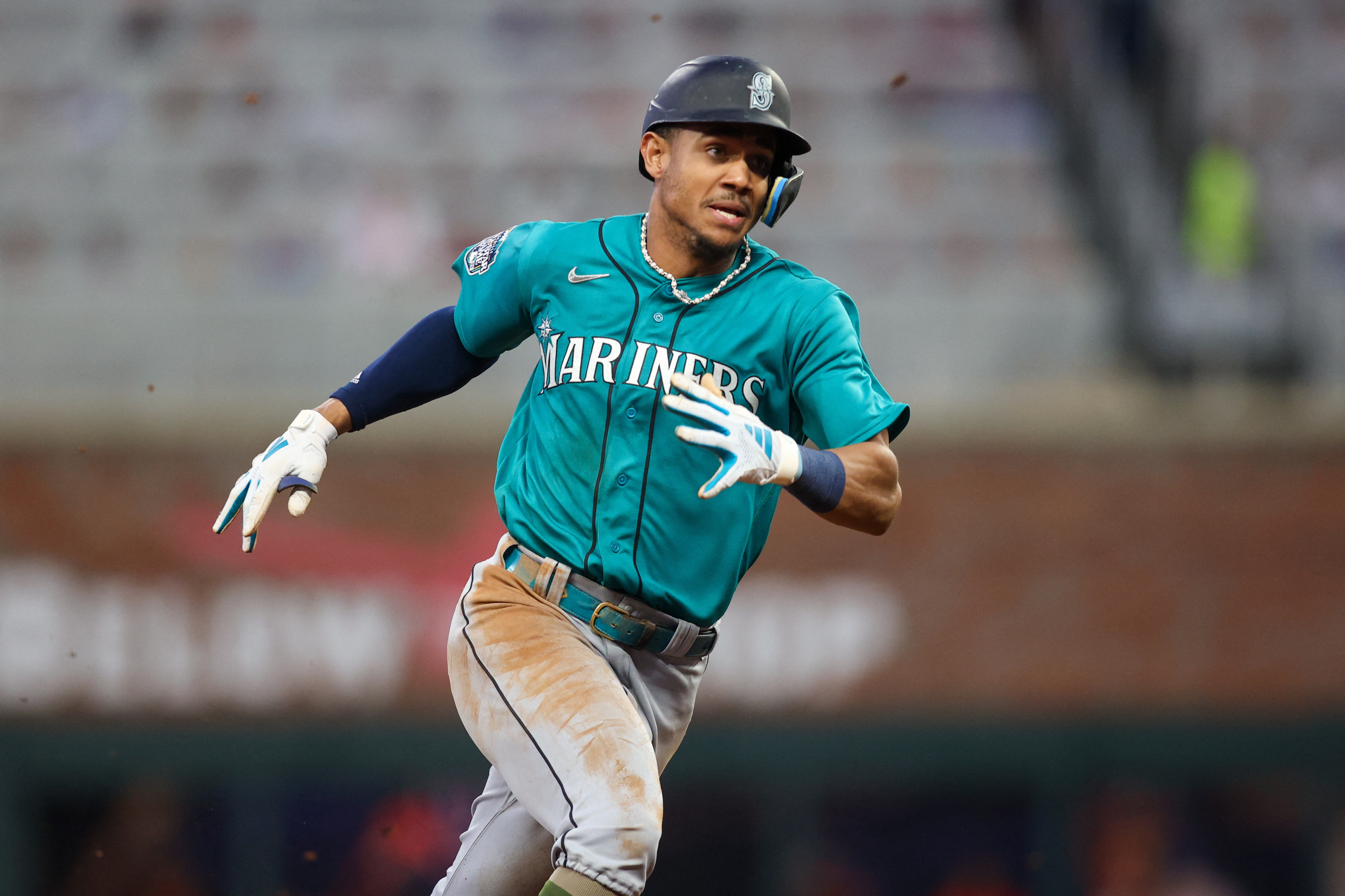 Gilbert records 15 straight outs, Mariners overpower Braves, 7-3