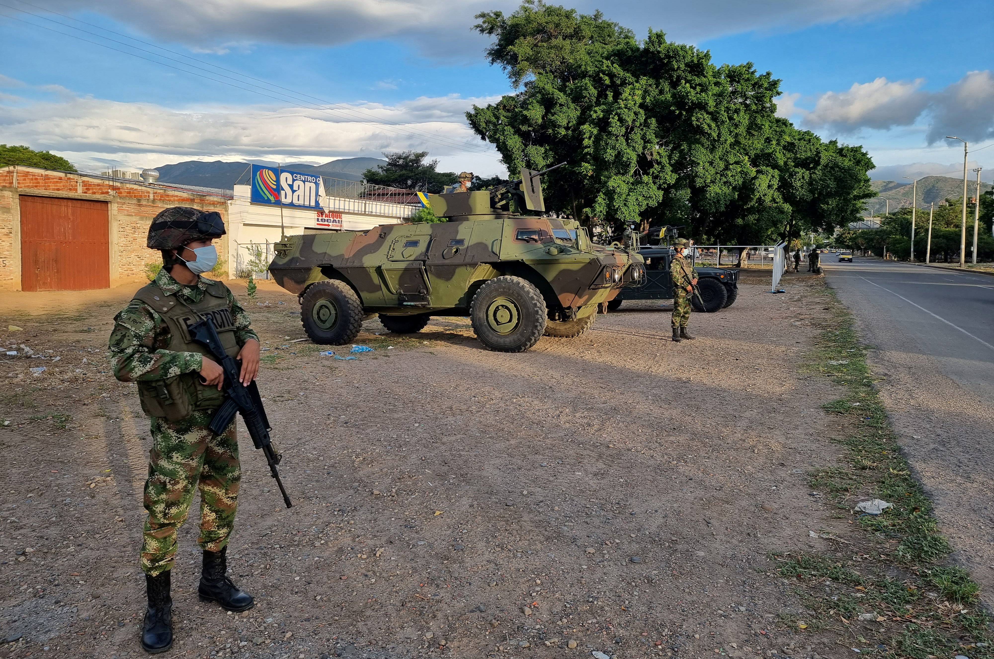 Members of the Colombian military patrol between Colombia and Venezuela by an unofficial crossing, as Venezuela reopens its borders with Colombia after a nearly three-year closure due to political tensions, in Cucuta, Colombia October 5, 2021.   REUTERS/Luis Jaime Acosta