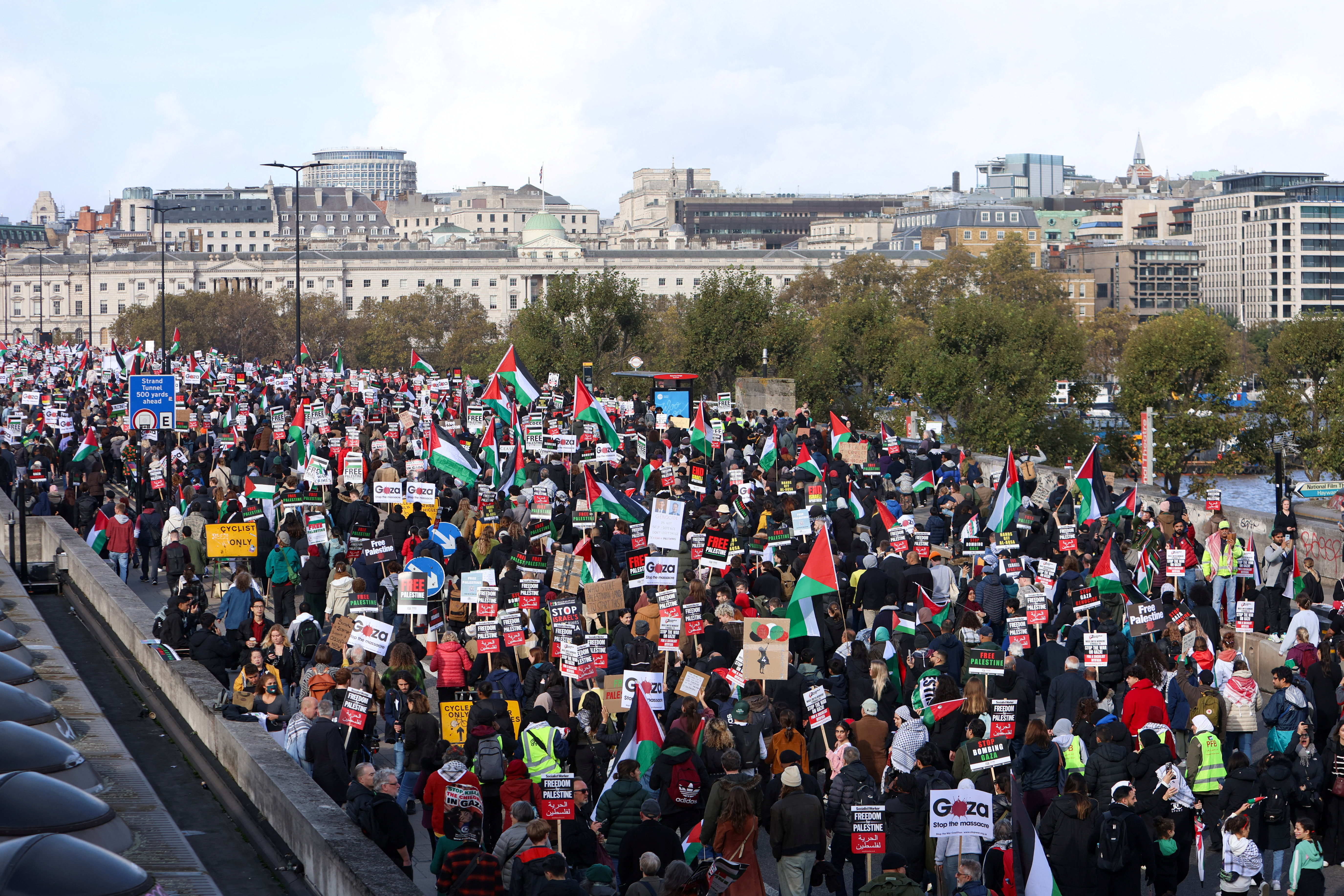 Demonstrators протест в solidarity with Palestinian в Газа, Лондон