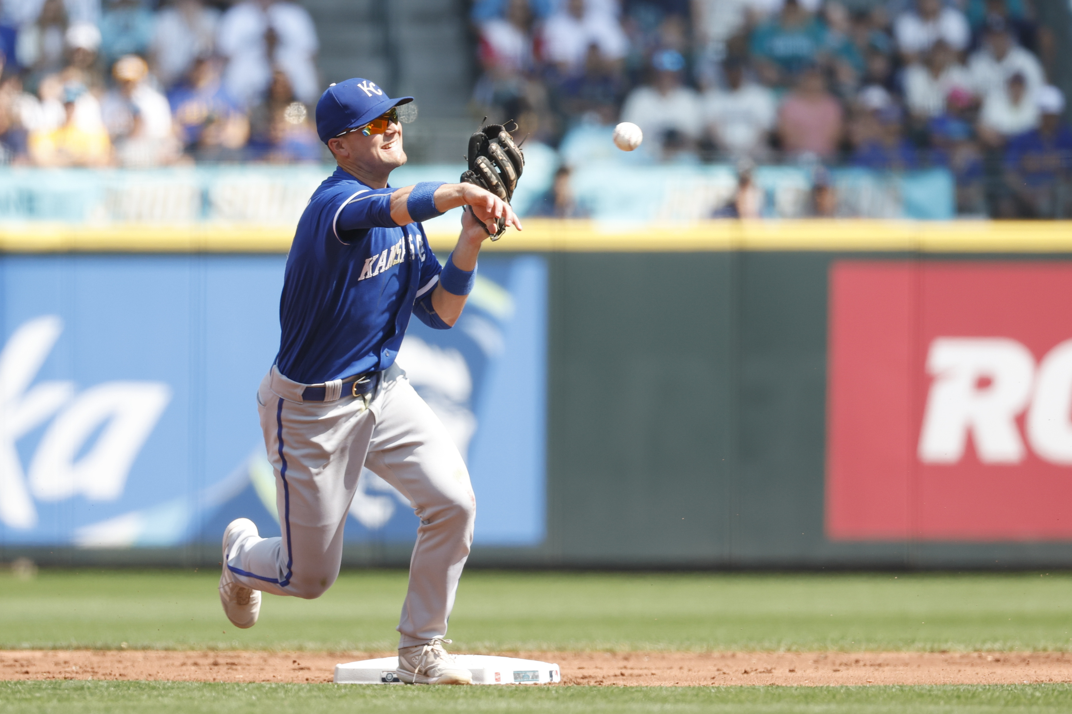 Mariners remain hot, dispatch Royals