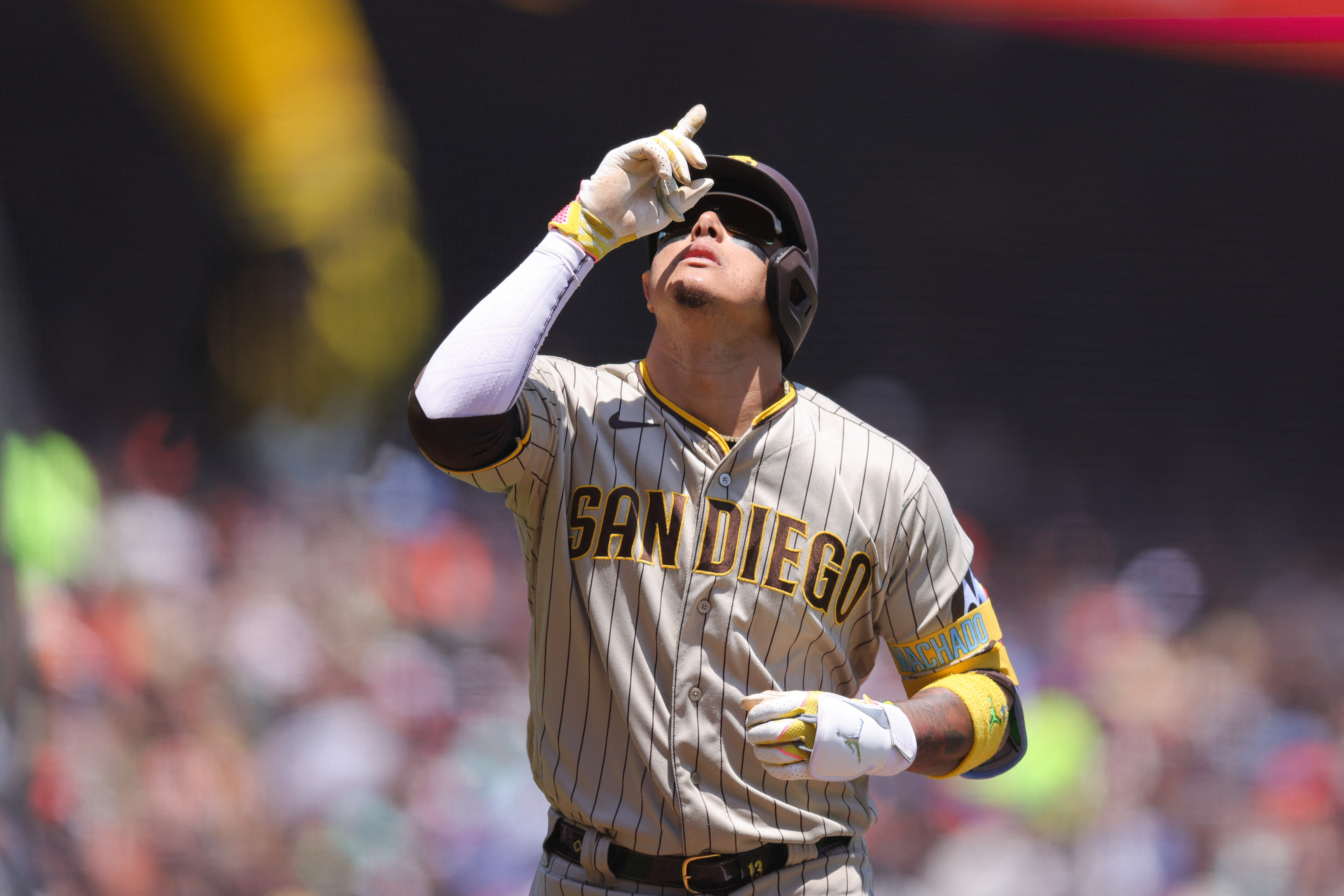 Padres end Giants' win streak with 10-run uprising