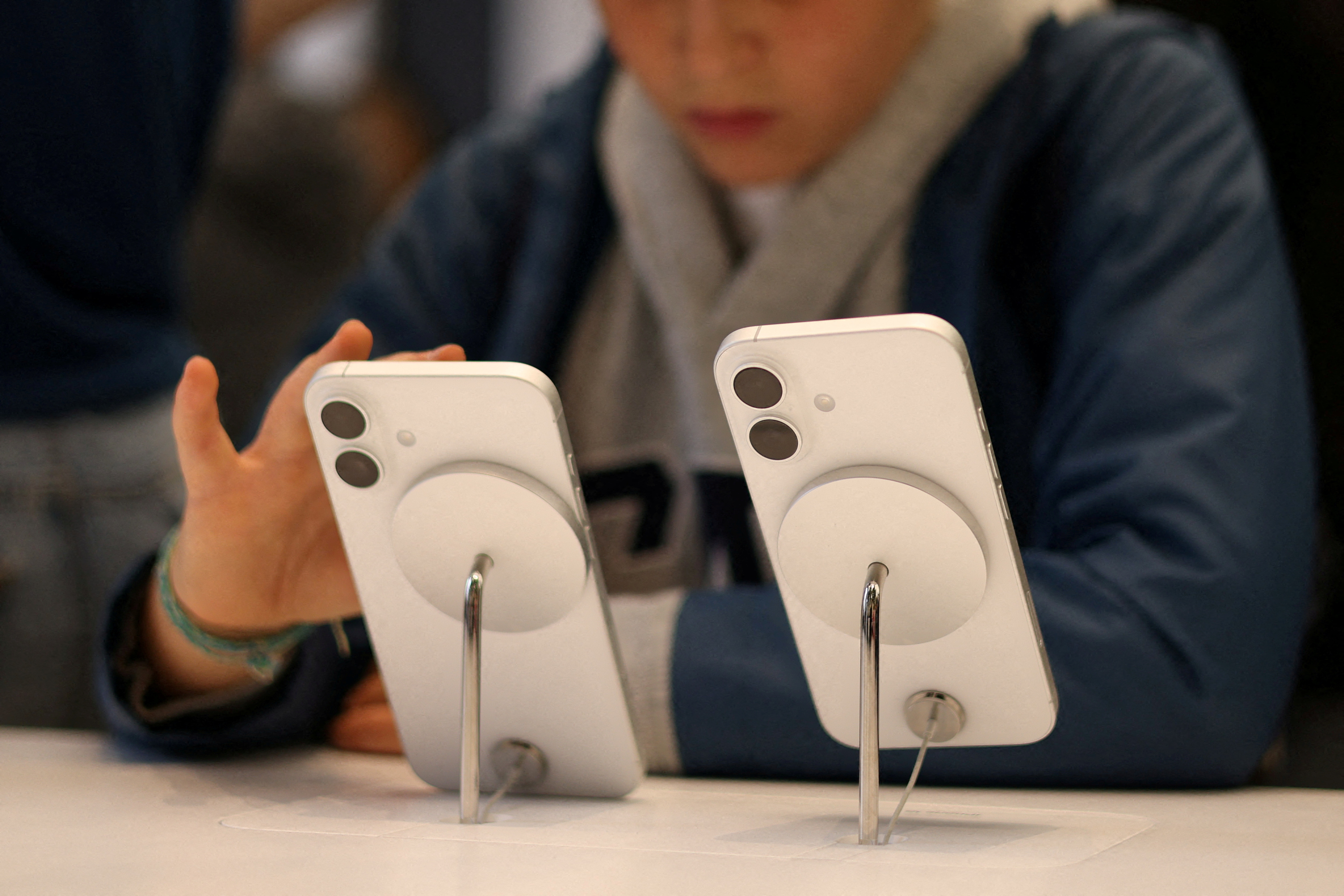 アップル、子どもの年齢確認で新手法導入へ 法制定の動きに対応 | ロイター