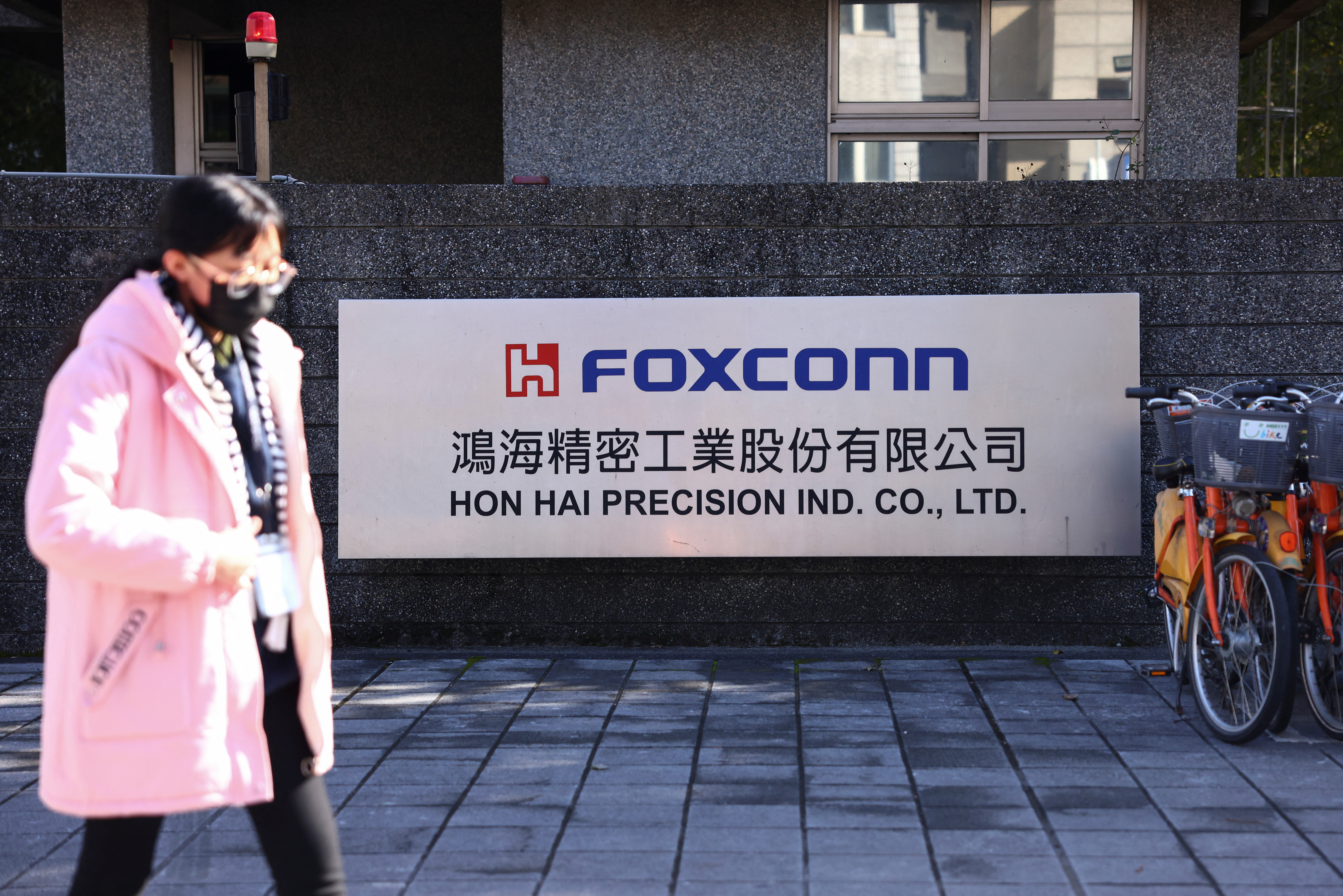 Foxconn Q1 gross sales edge up, however Q2 outlook poor
