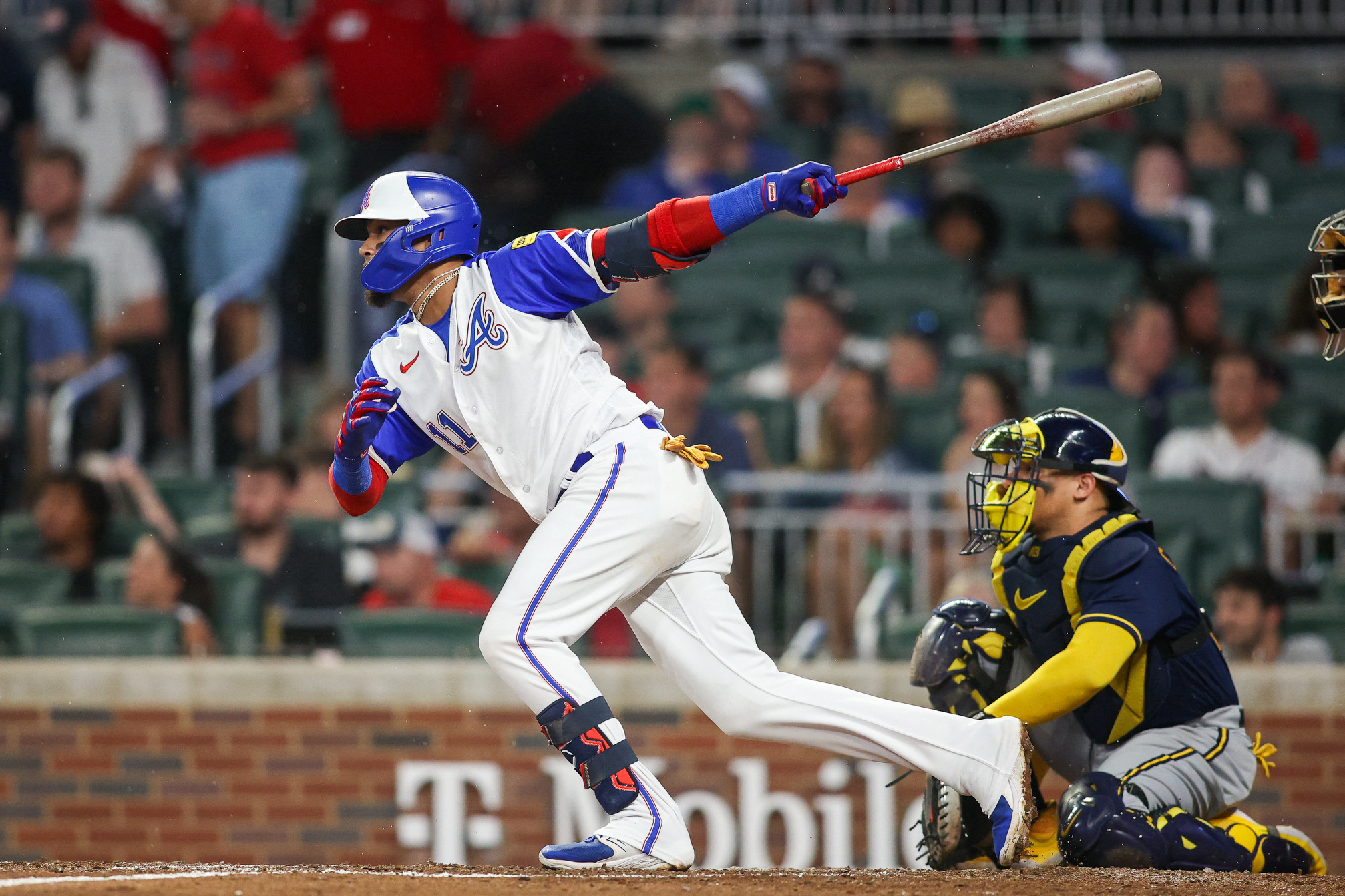 Braves pound out 15 hits, homer three times to beat Brewers