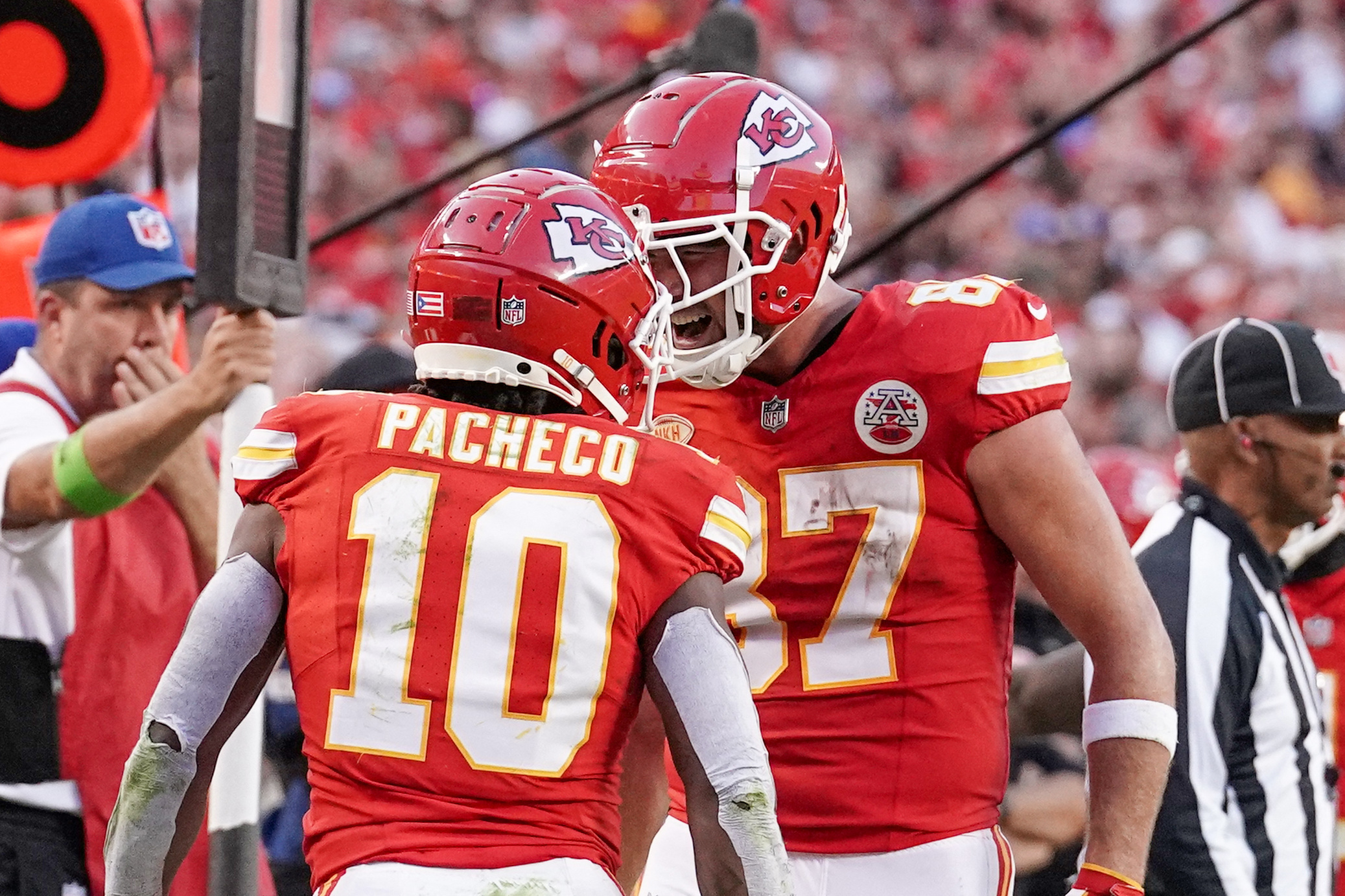 Patrick Mahomes stars against Chargers as Chiefs win sixth straight ...