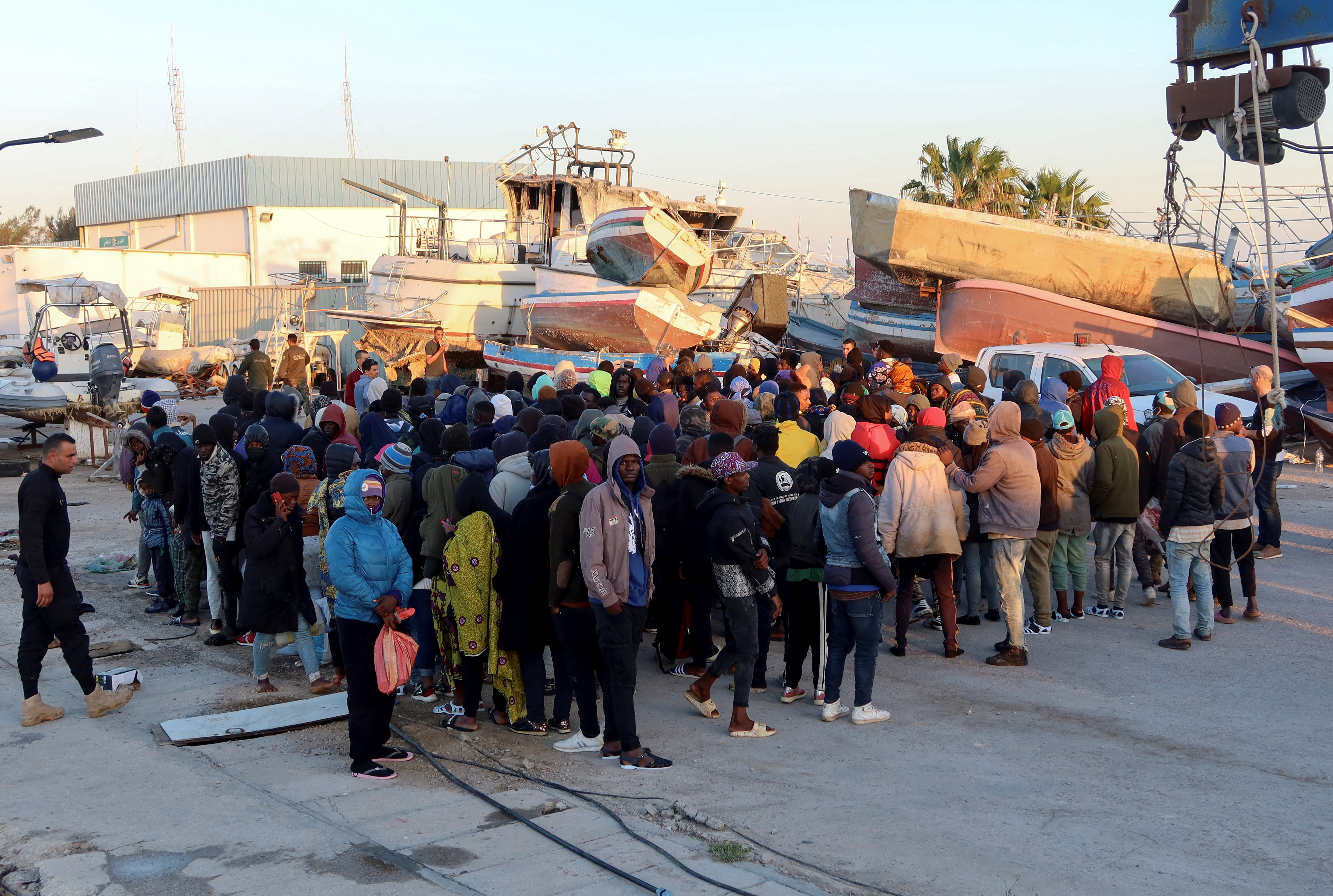 Gli immigrati attendono al porto di Sfax