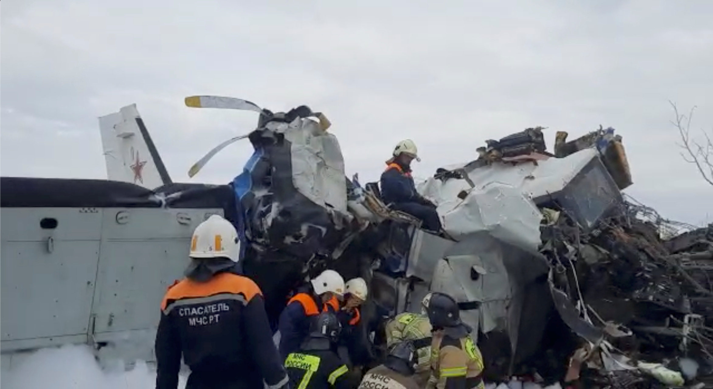 يعمل اختصاصيو الطوارئ في موقع تحطم الطائرة L-410 بالقرب من مدينة مينسيلينسك في جمهورية تتارستان ، روسيا ، 10 أكتوبر 2021 ، في هذه الصورة الثابتة المأخوذة من الفيديو.  وزارة الطوارئ الروسية / منشور عبر رويترز