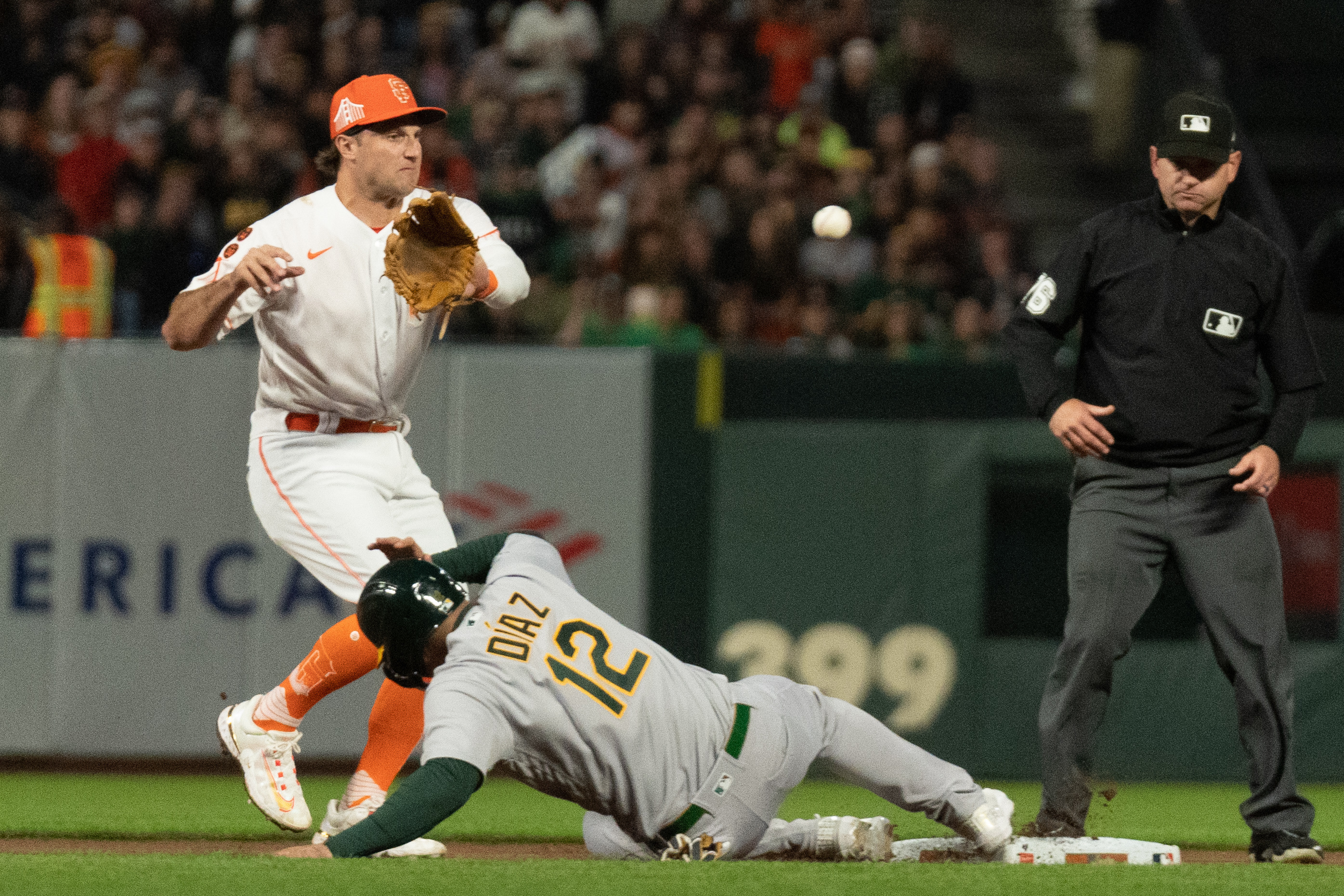 Giants edge A's, end six-game losing streak