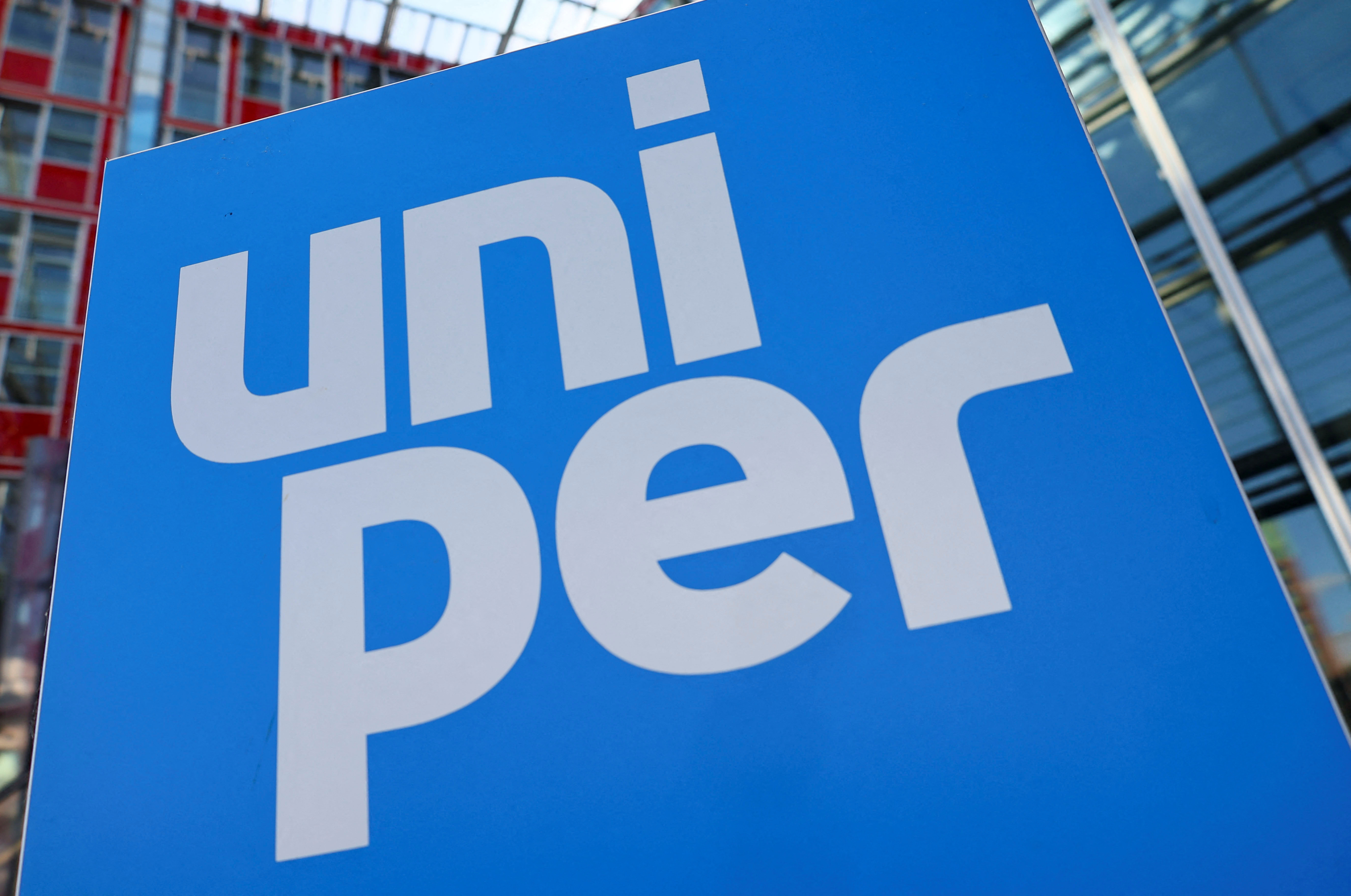 Uniper CEO'su Maubach, Düsseldorf'ta medyaya hitap ediyor