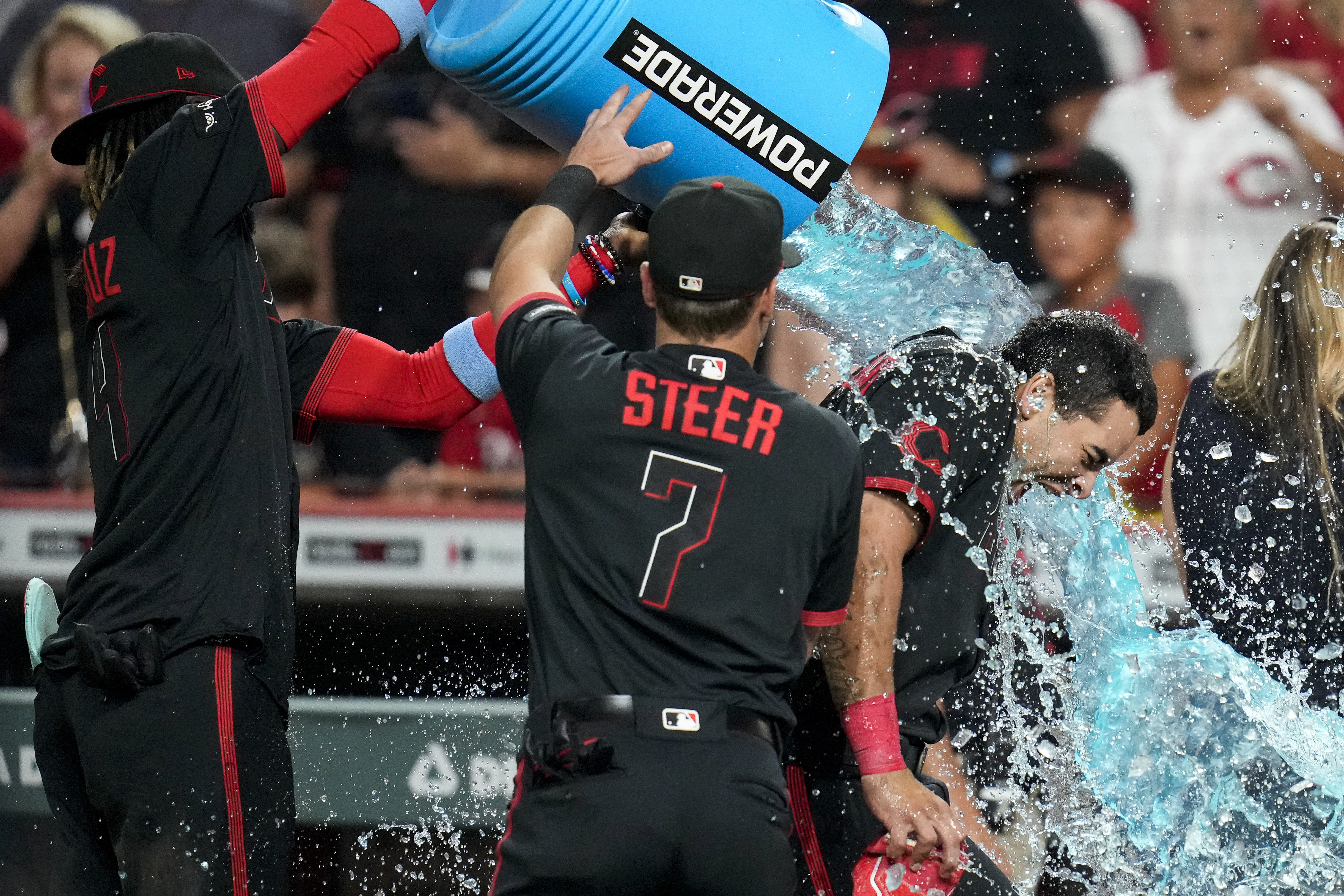 Christian Encarnacion-Strand hits walk-off blast to give Reds 1-0