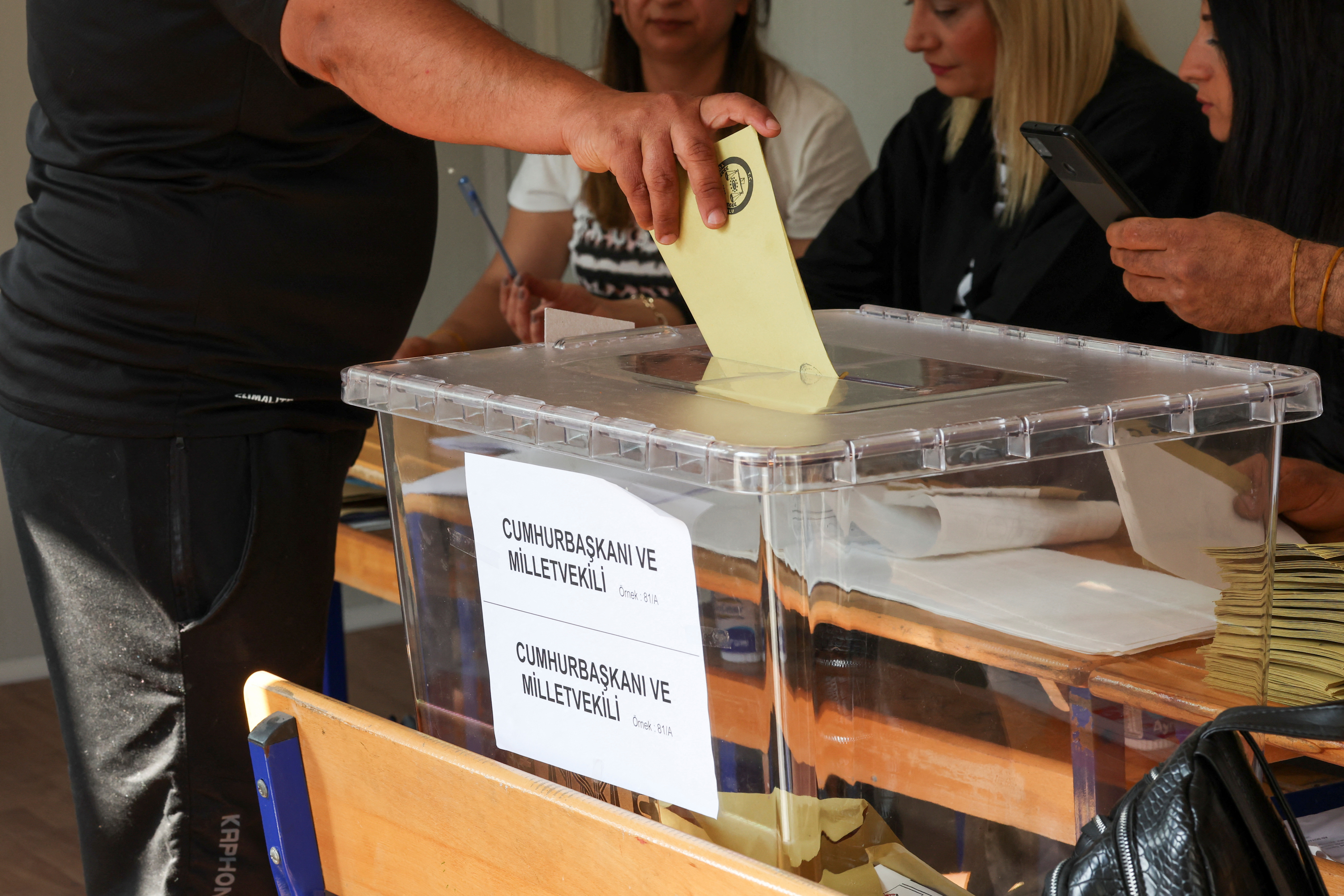 Η Τουρκία ψηφίζει σε κομβικές εκλογές που θα μπορούσαν να τερματίσουν την 20ετή διακυβέρνηση του Ερντογάν