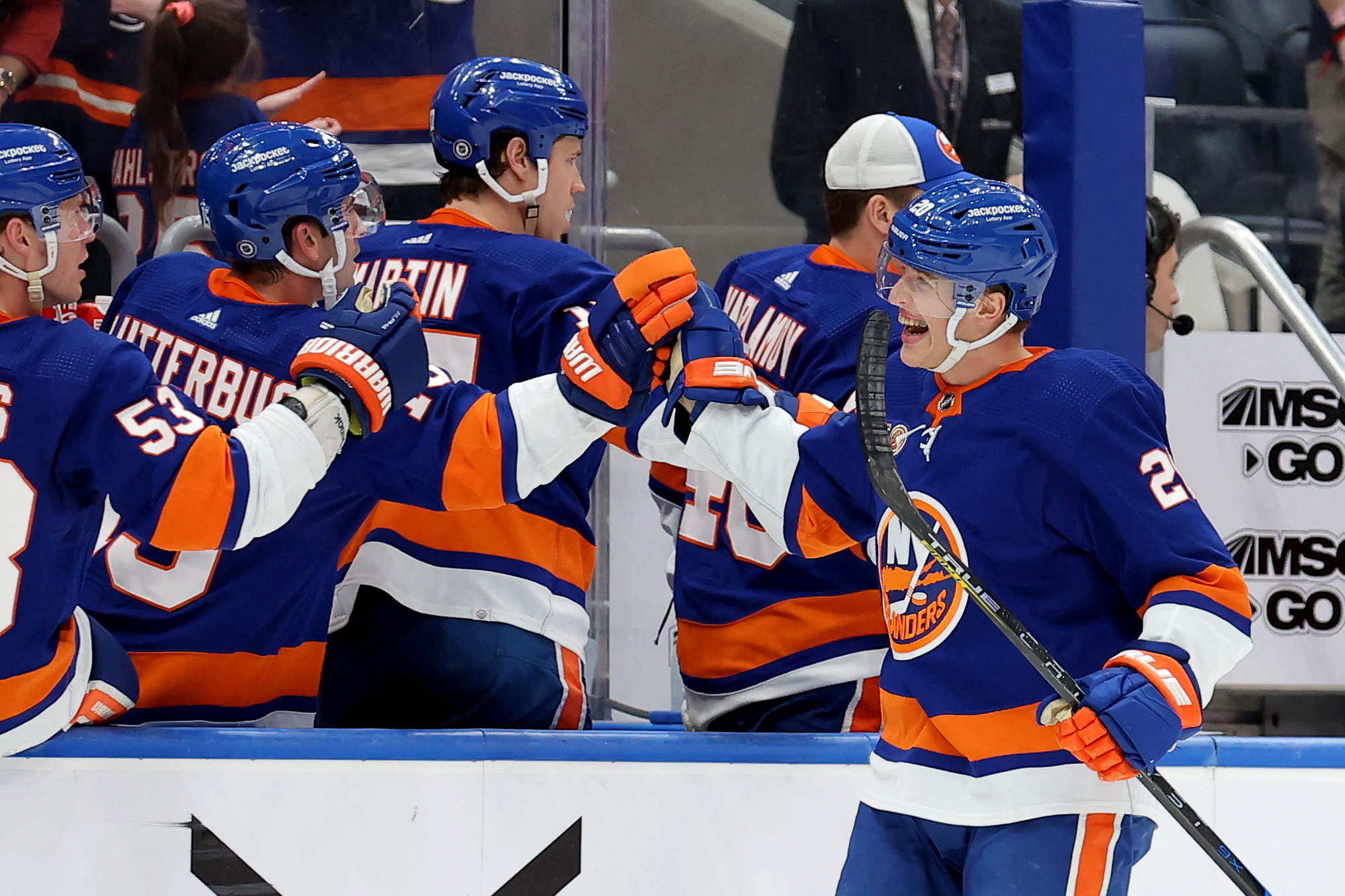 Islanders double up Canadiens, clinch playoff berth | Reuters