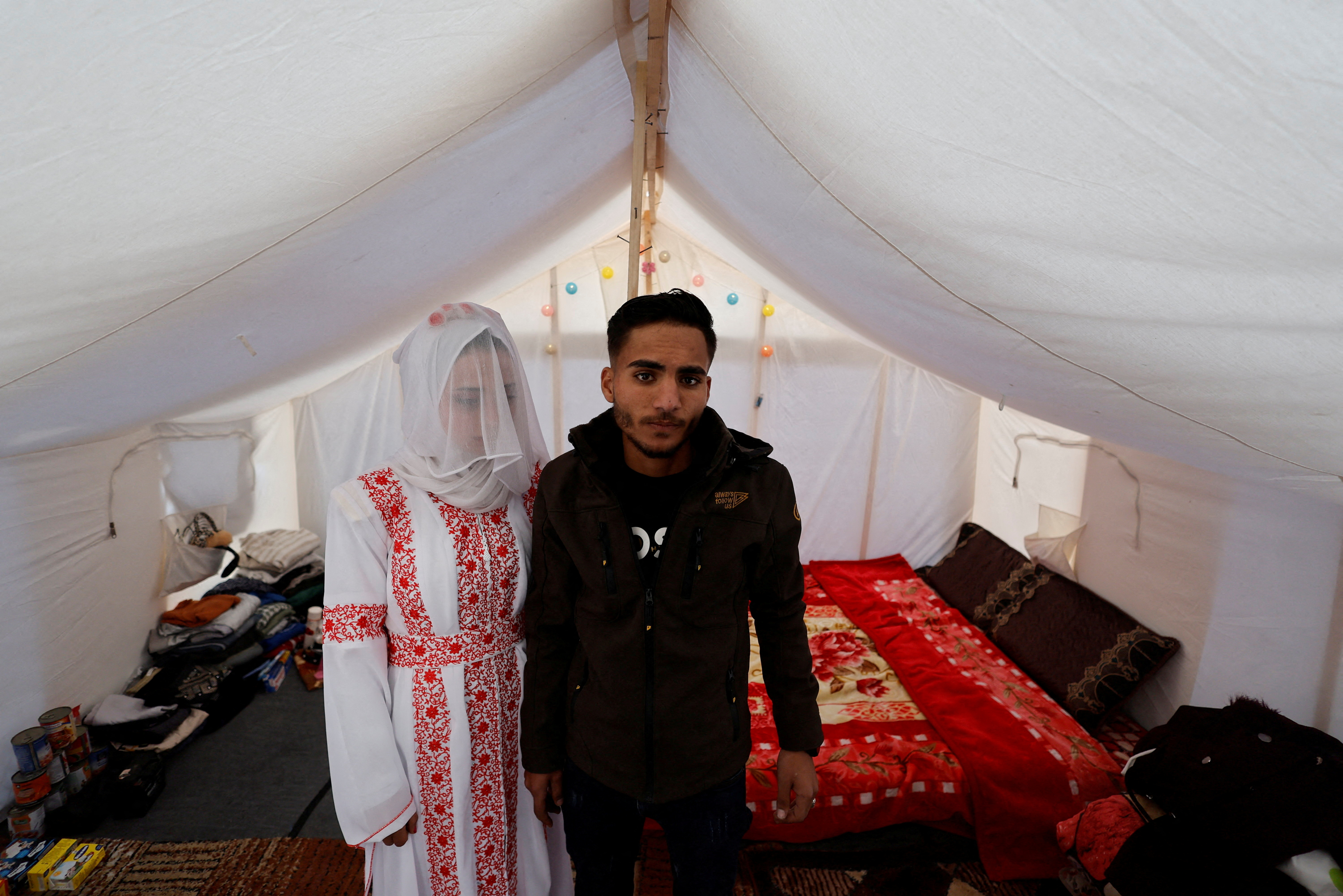 Gaza couple marry in tent city by barbed wire border fence | Reuters