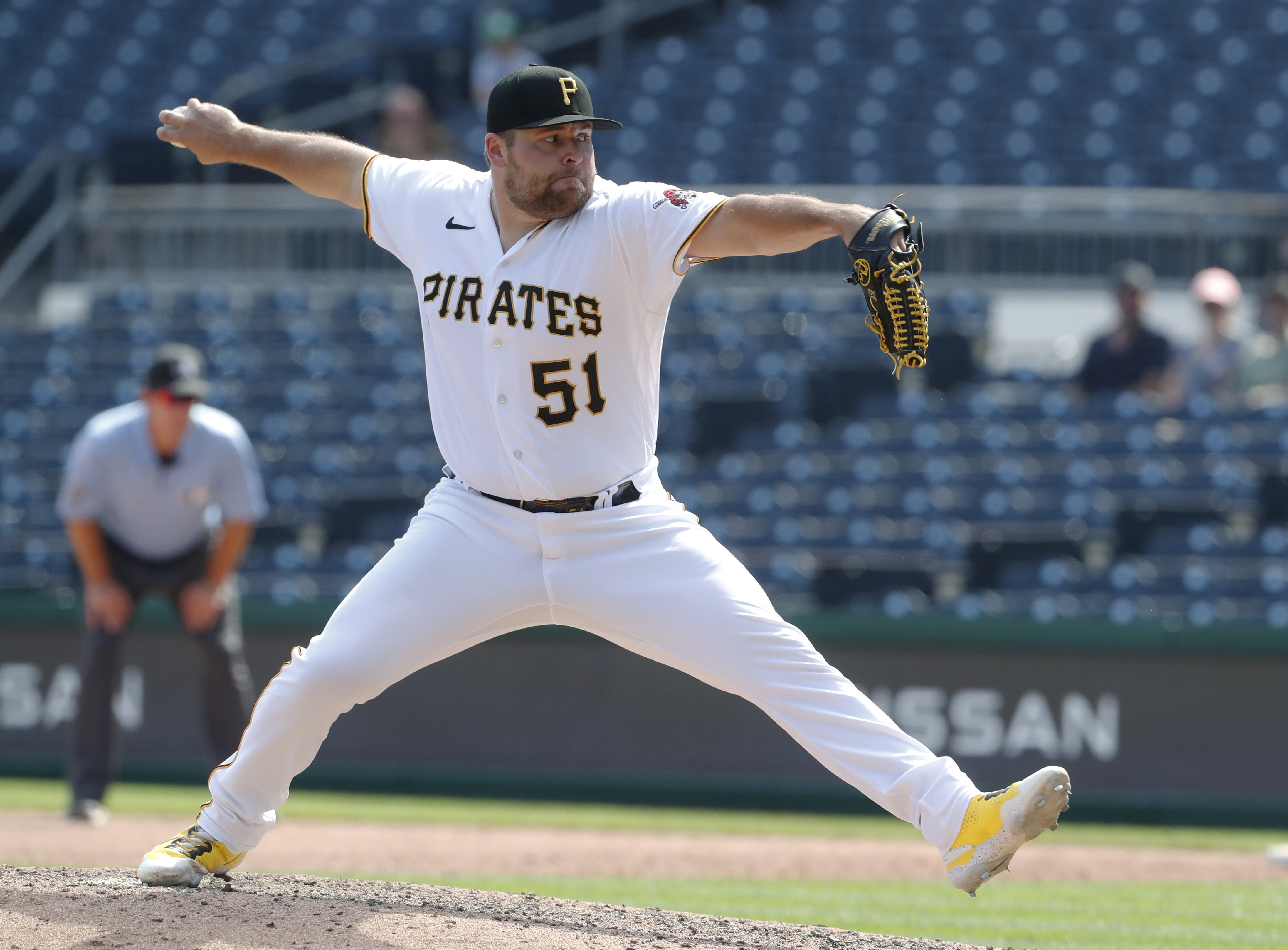 Pirates take series over Brewers in throwback uniforms